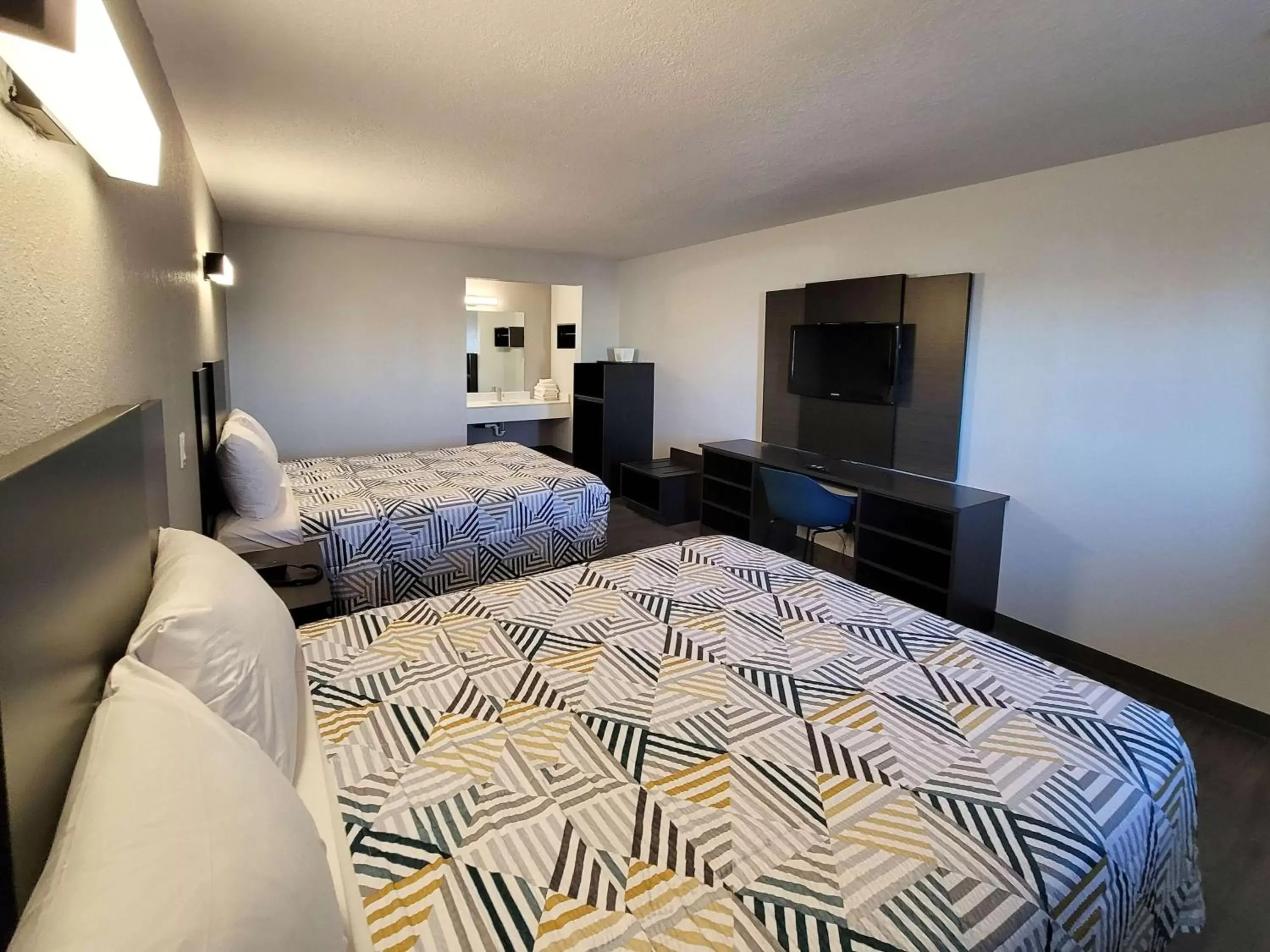 Bedroom, TV/Entertainment Center in Motel 6 Wichita, KS South I 35