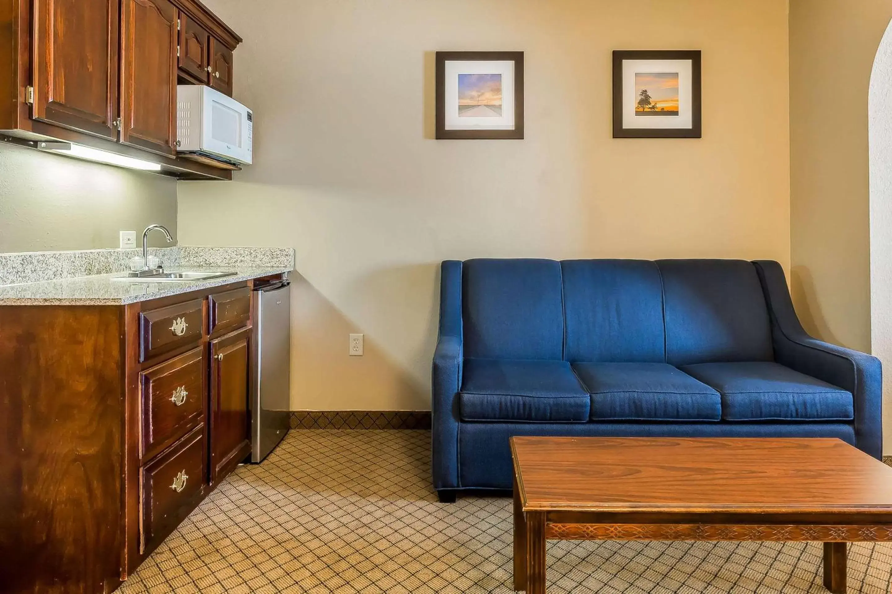 Photo of the whole room, Seating Area in Comfort Inn & Suites Mishawaka-South Bend