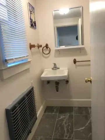 Bathroom in Herring Run Motel and Tiny Cabins