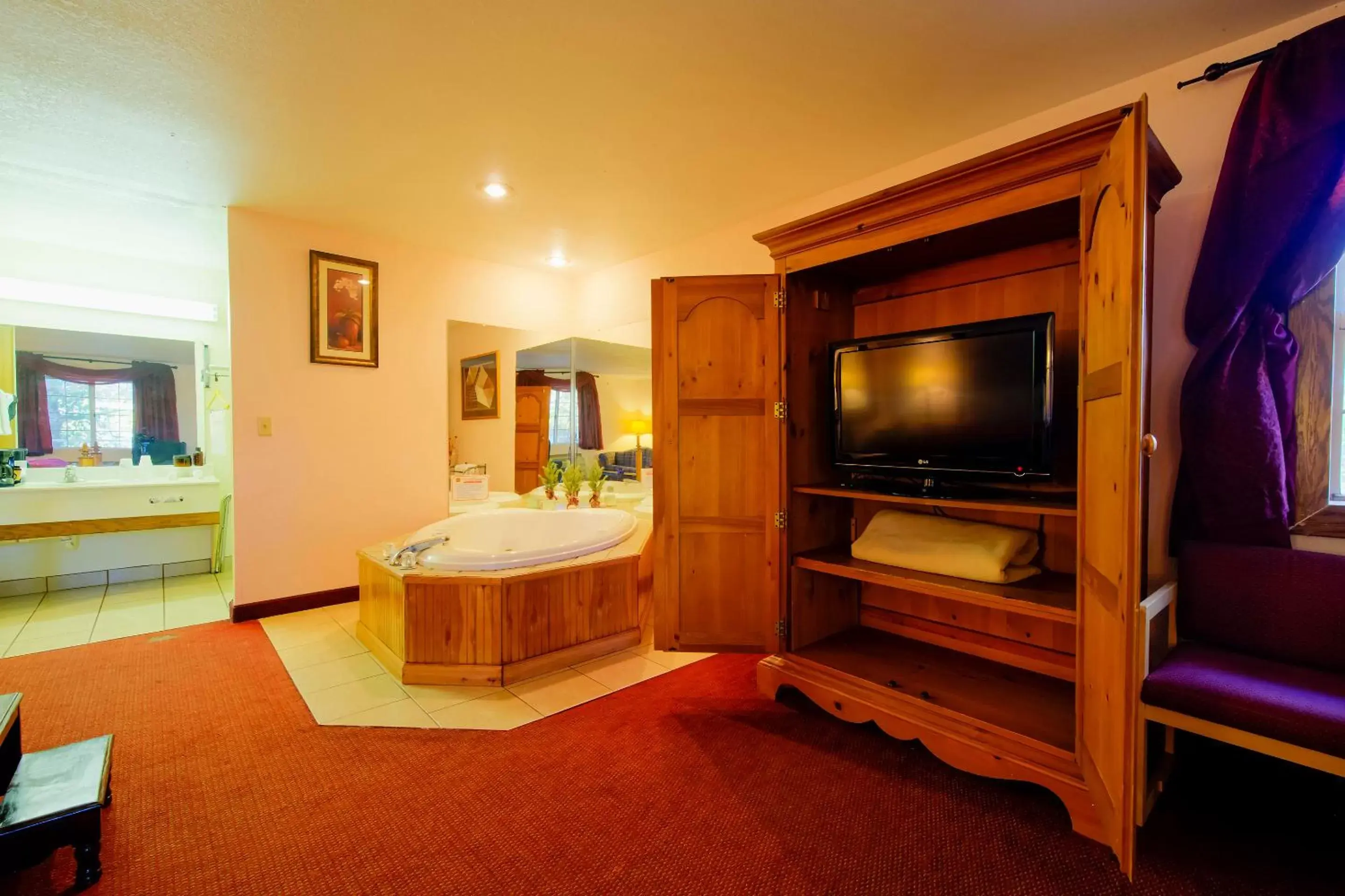 Hot Tub in Hotel O Eureka Springs - Christ of Ozark Area