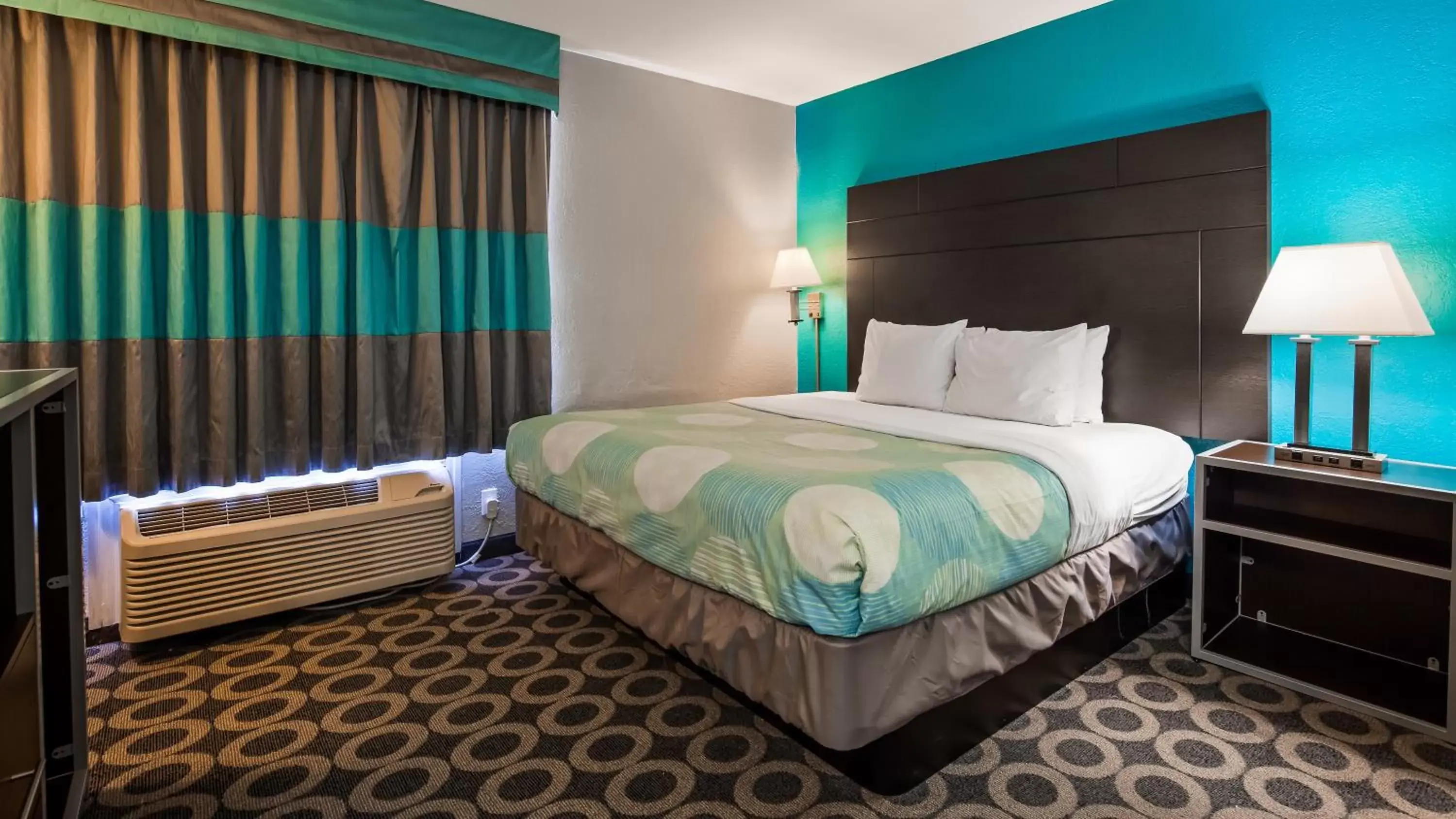 Bedroom, Bed in Travelodge by Wyndham San Antonio Downtown Northeast