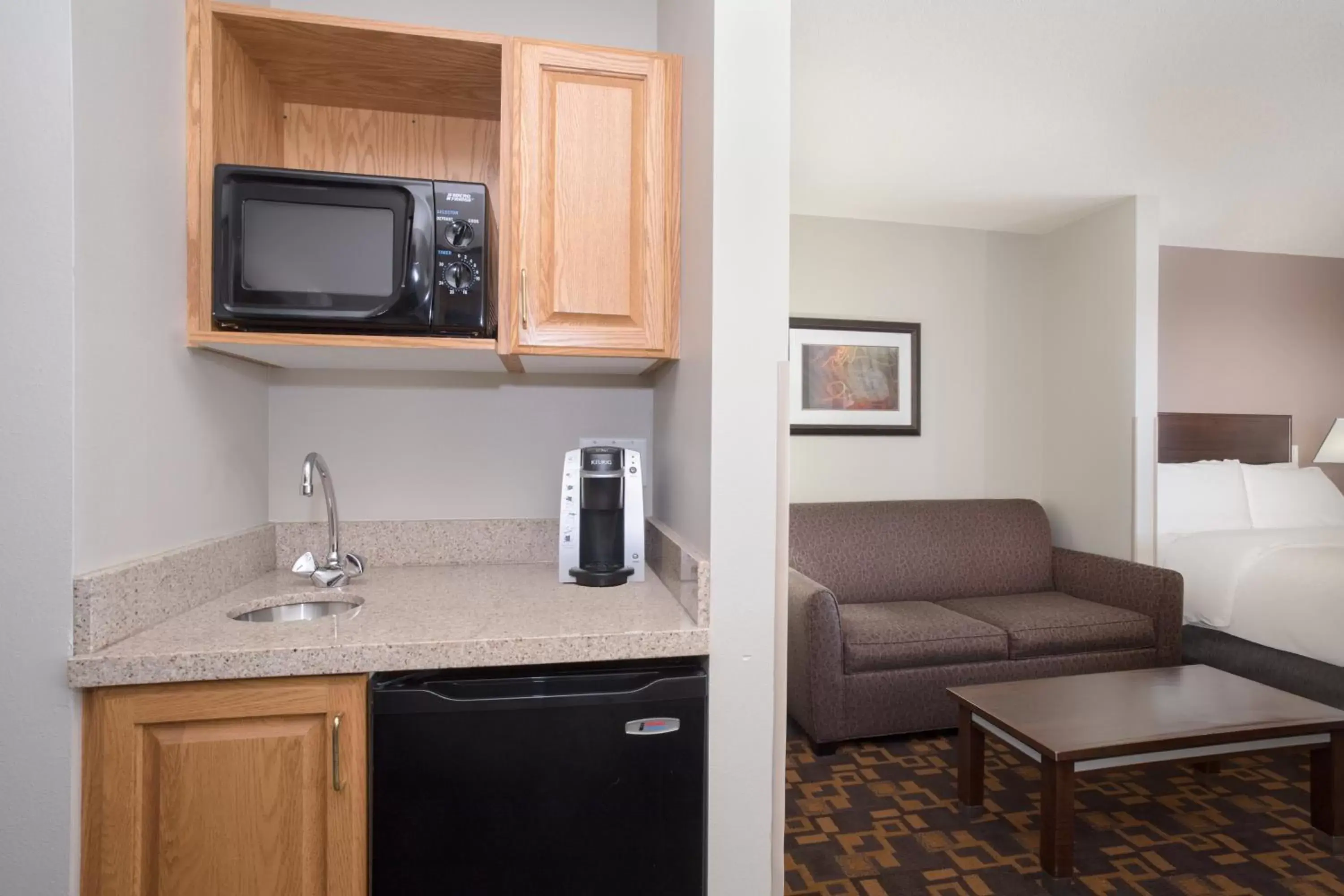 Bedroom, Kitchen/Kitchenette in Holiday Inn Express & Suites Yankton, an IHG Hotel