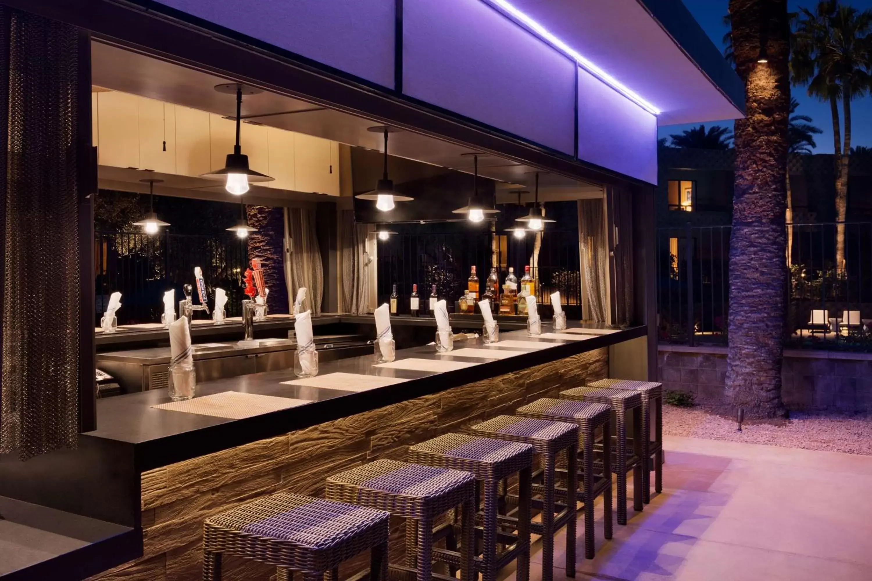 Lounge or bar, Swimming Pool in DoubleTree by Hilton Paradise Valley Resort Scottsdale