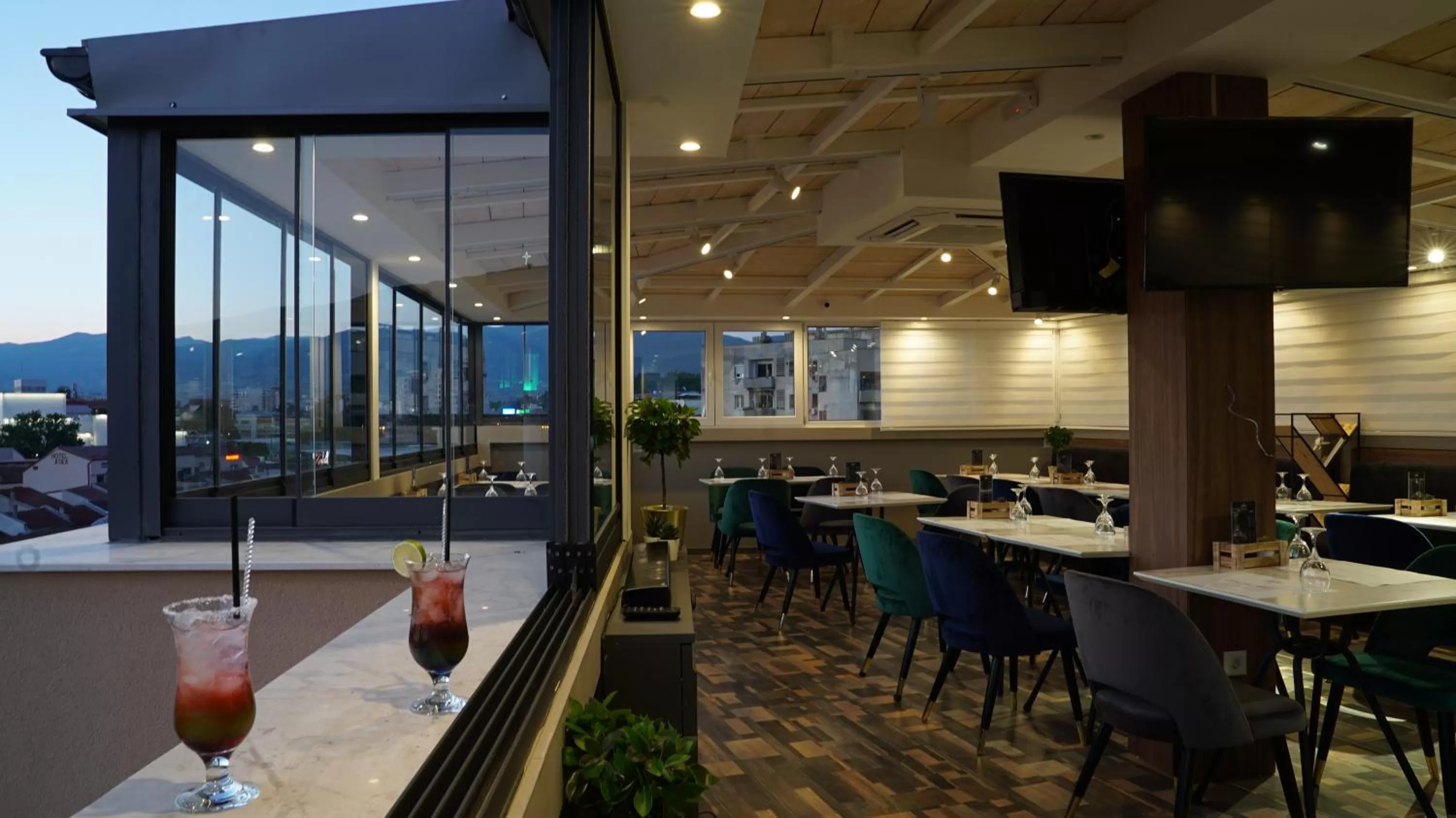 Restaurant/places to eat in Hotel Premium