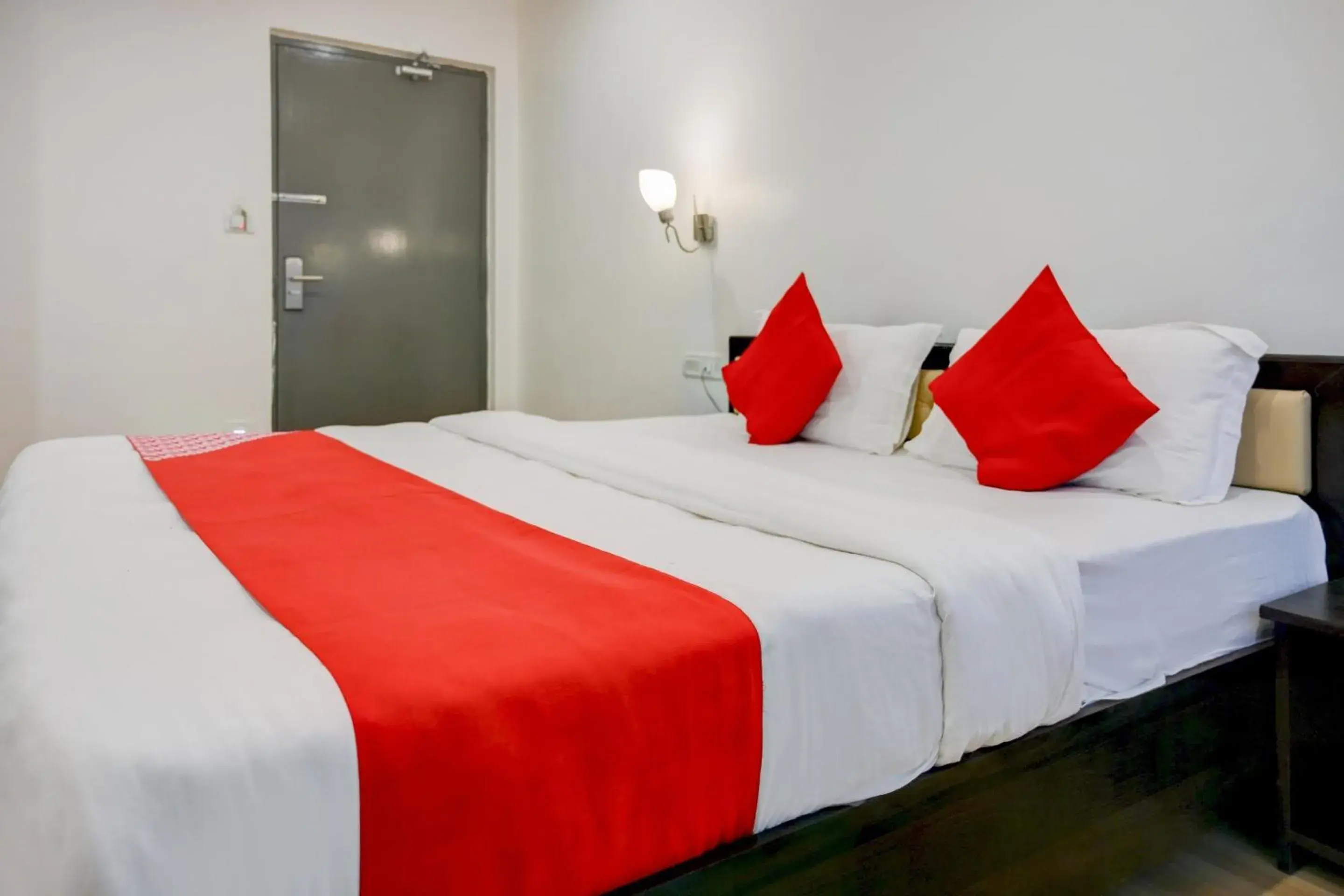 Bedroom, Bed in Super OYO Townhouse 412 Aditya International