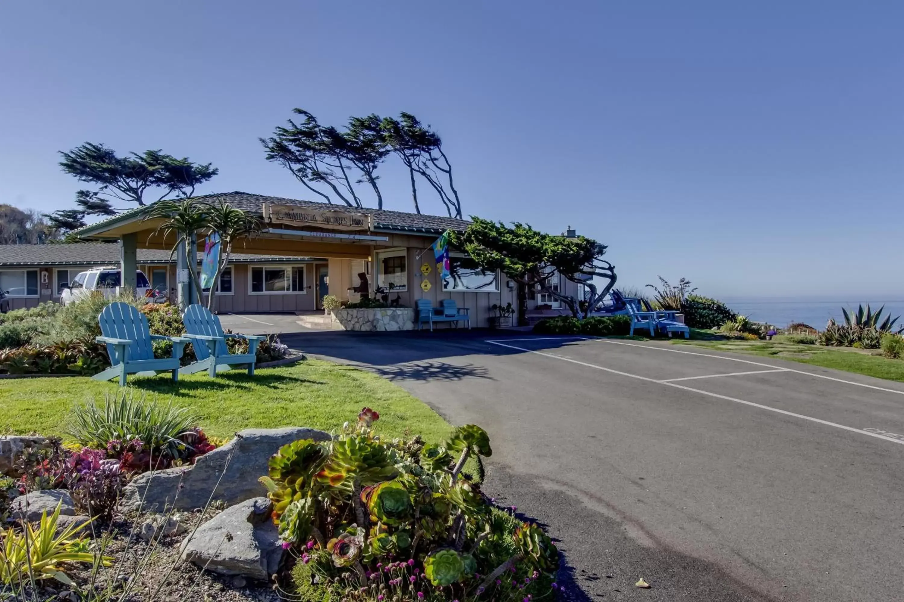 Facade/entrance, Property Building in Cambria Shores Inn