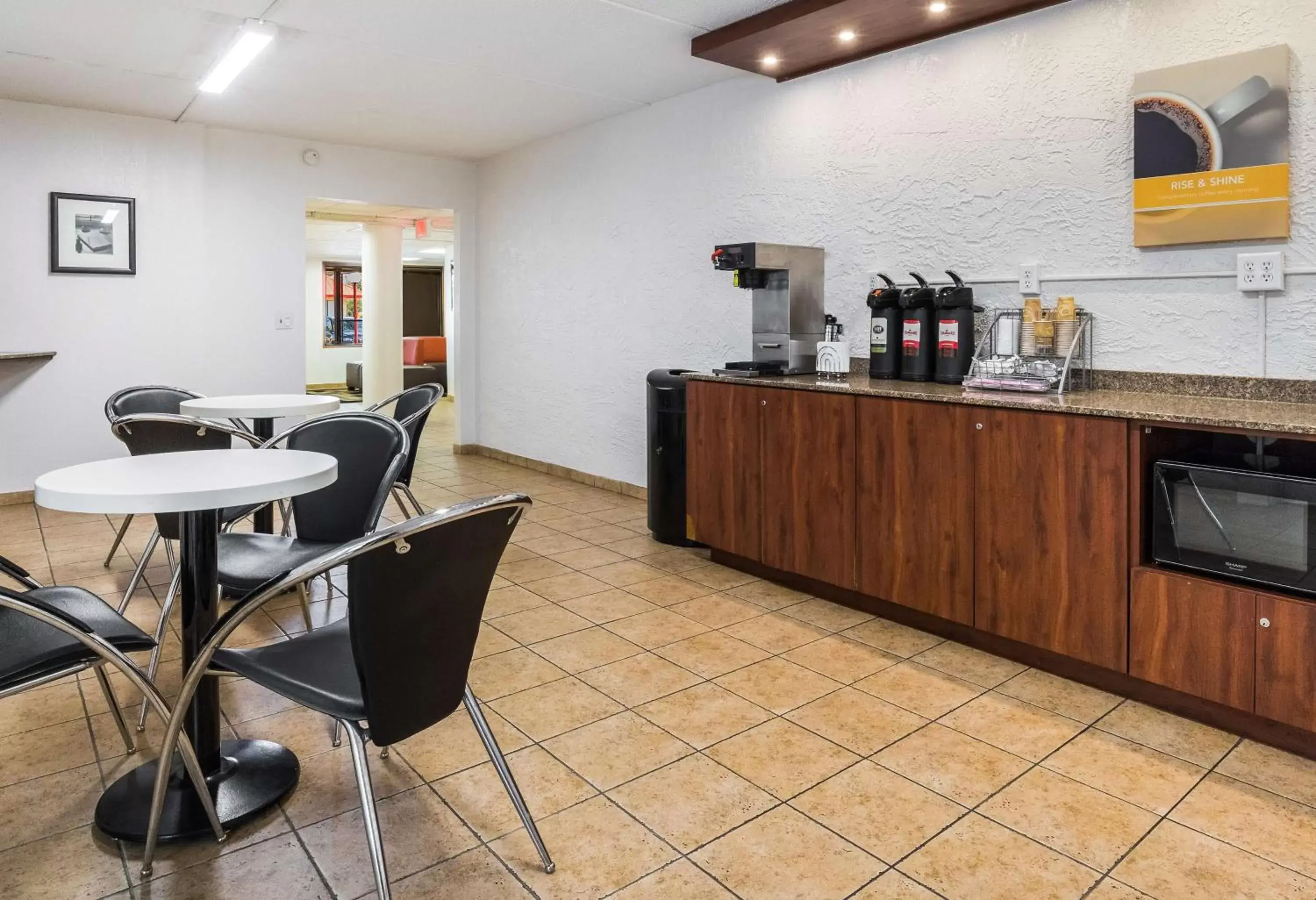 Restaurant/places to eat, Kitchen/Kitchenette in Motel 6-Prospect Heights, IL