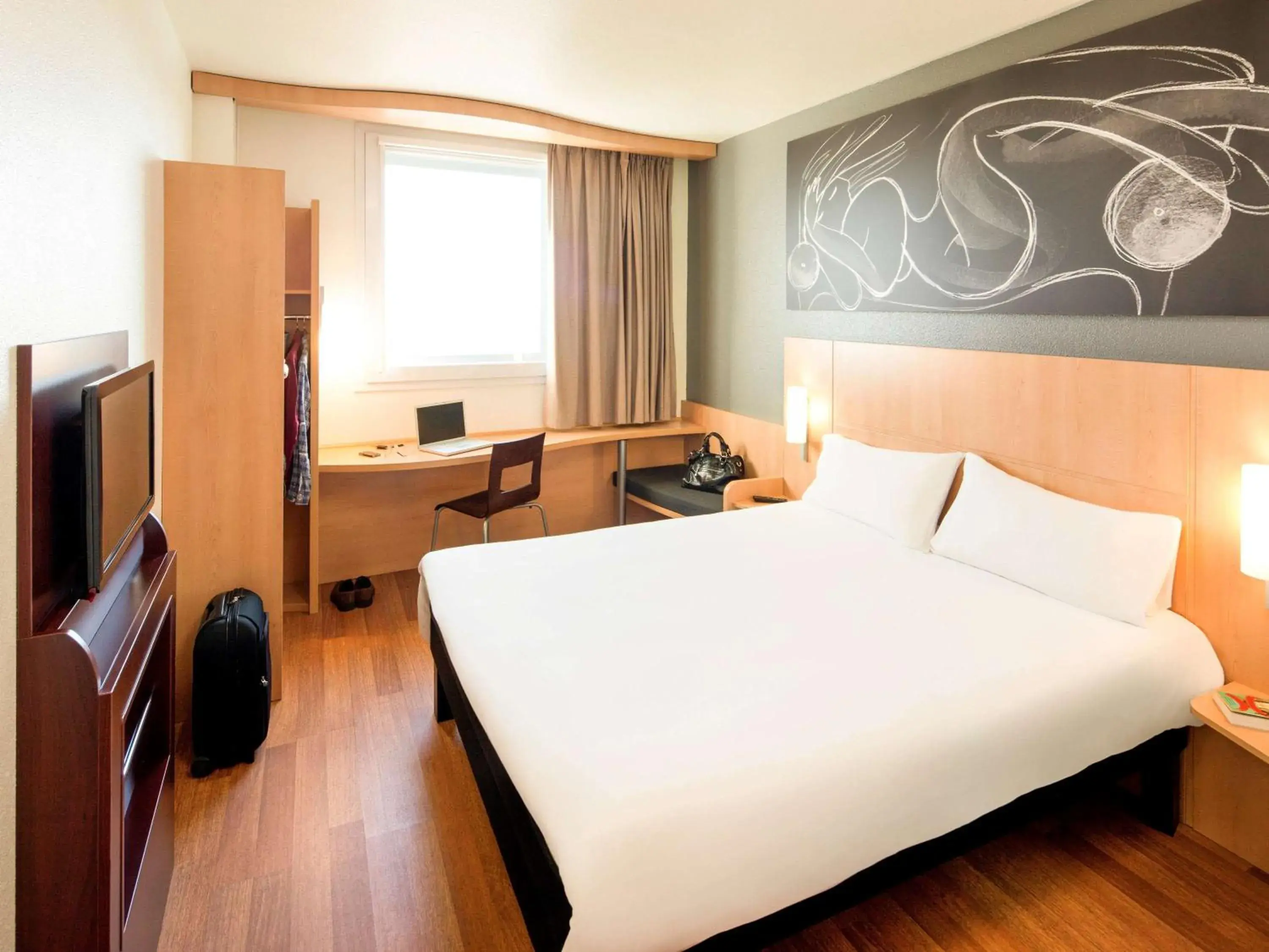 Photo of the whole room, Bed in Ibis Barcelona Meridiana