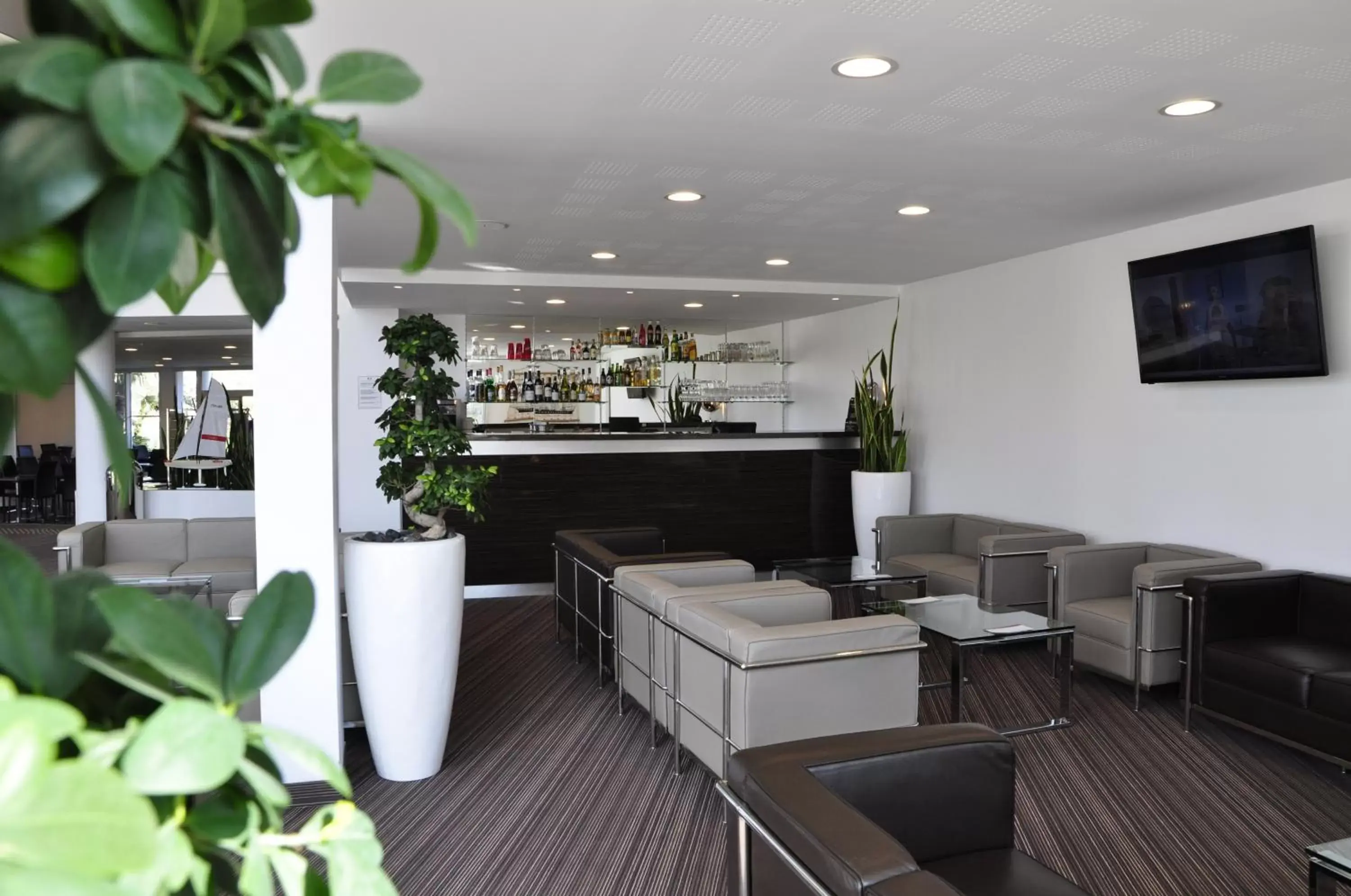 Lounge or bar, Lounge/Bar in Golden Tulip Nantes Carquefou Suite