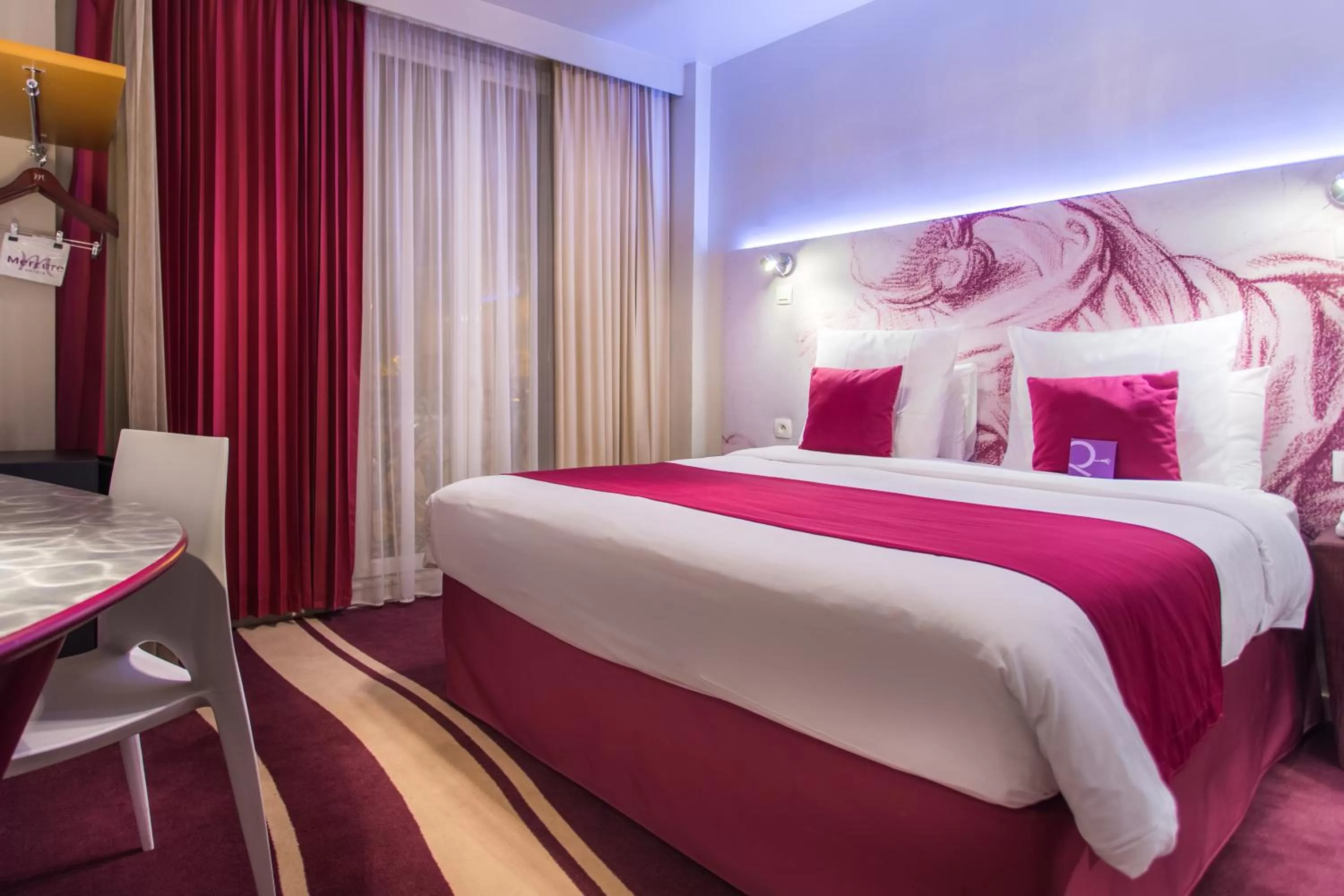 Photo of the whole room, Bed in Mercure Paris Bastille Marais