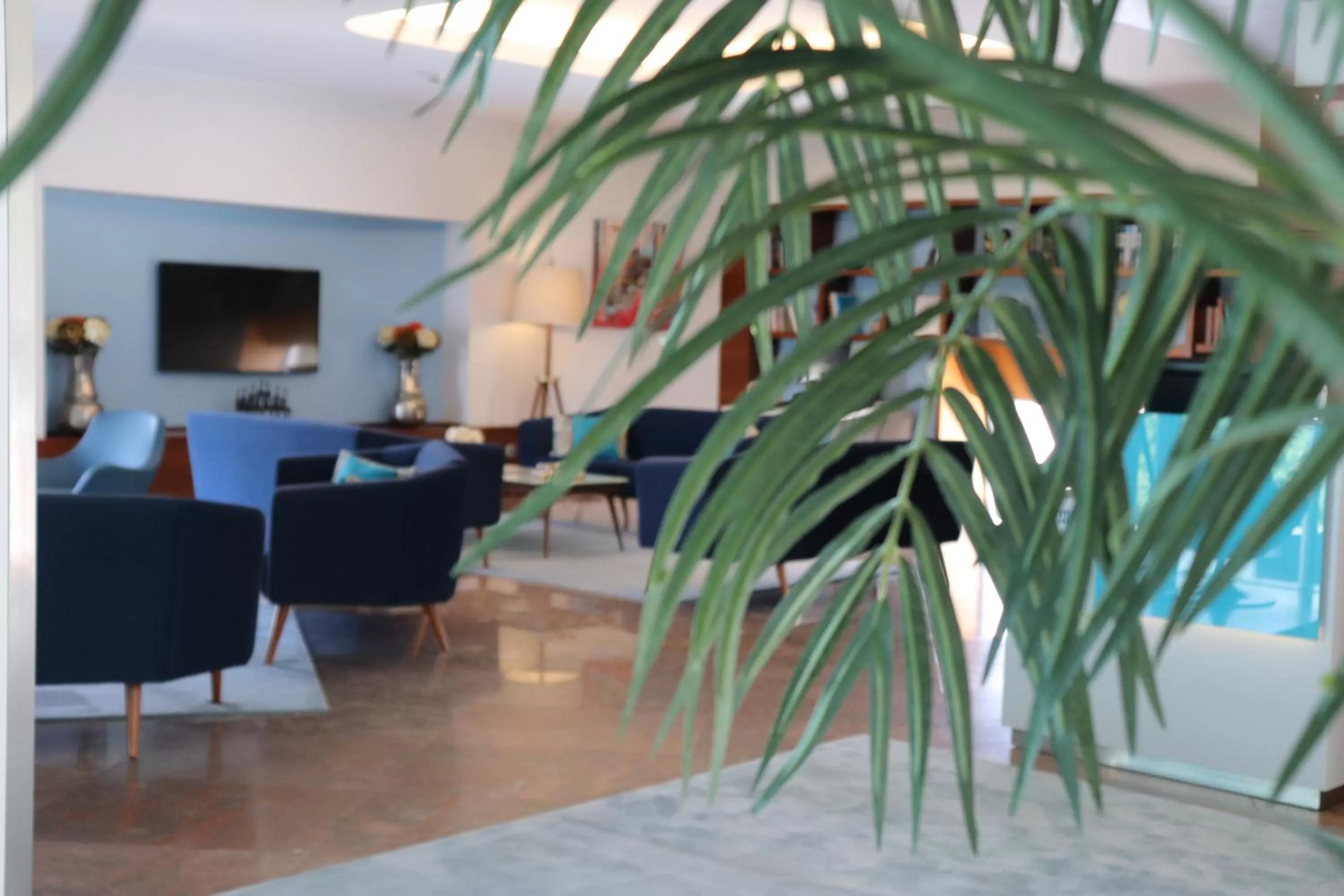 Communal lounge/ TV room in OPOHOTEL Porto Aeroporto