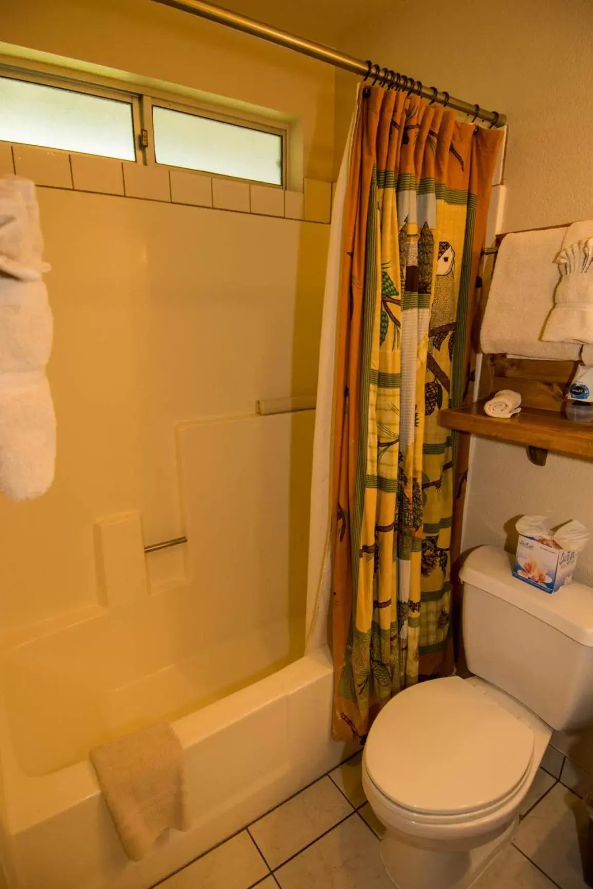 Bathroom in Hillcrest Suites & Cabins
