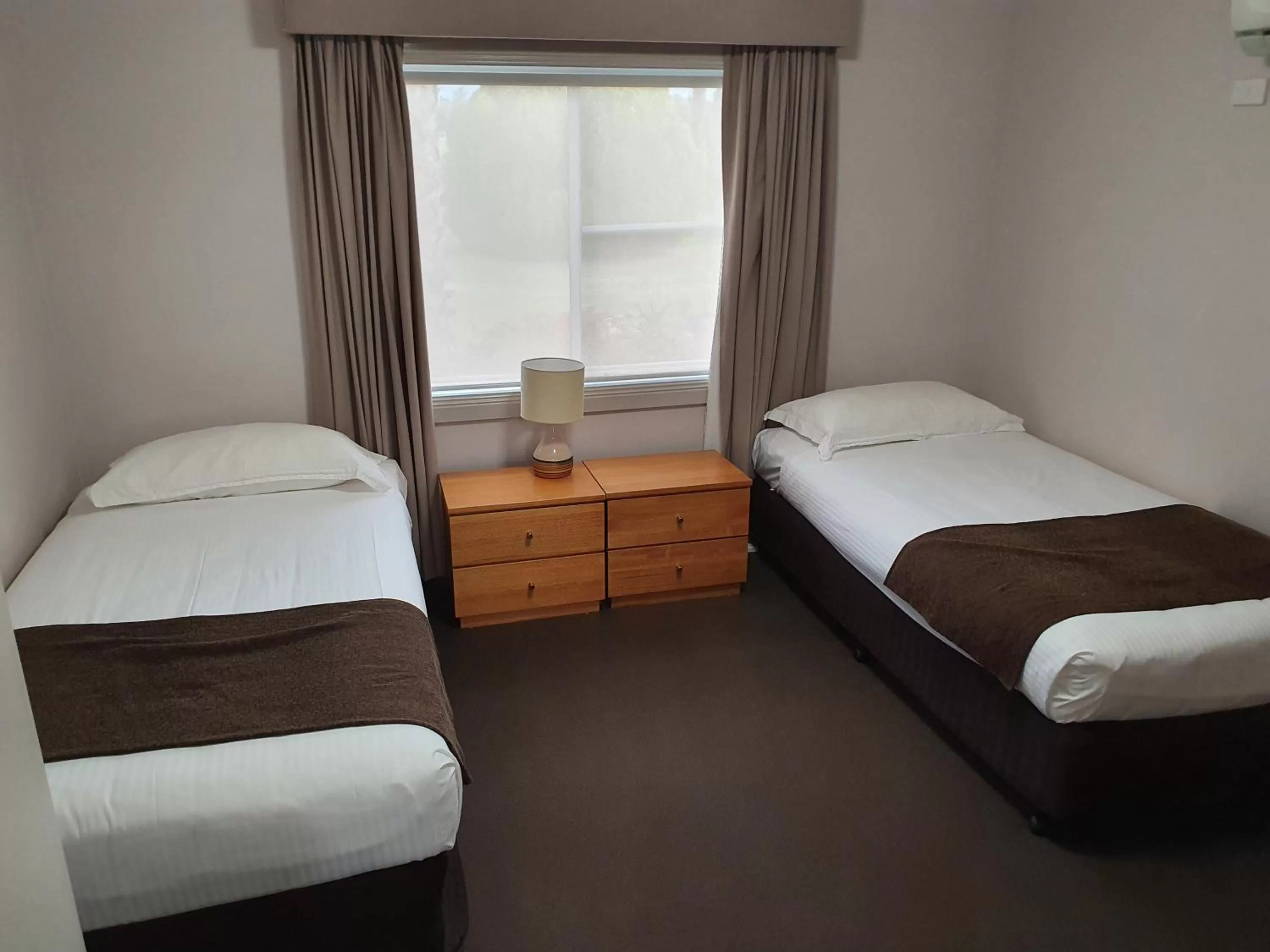 Bedroom, Bed in The Aston Motel Tamworth