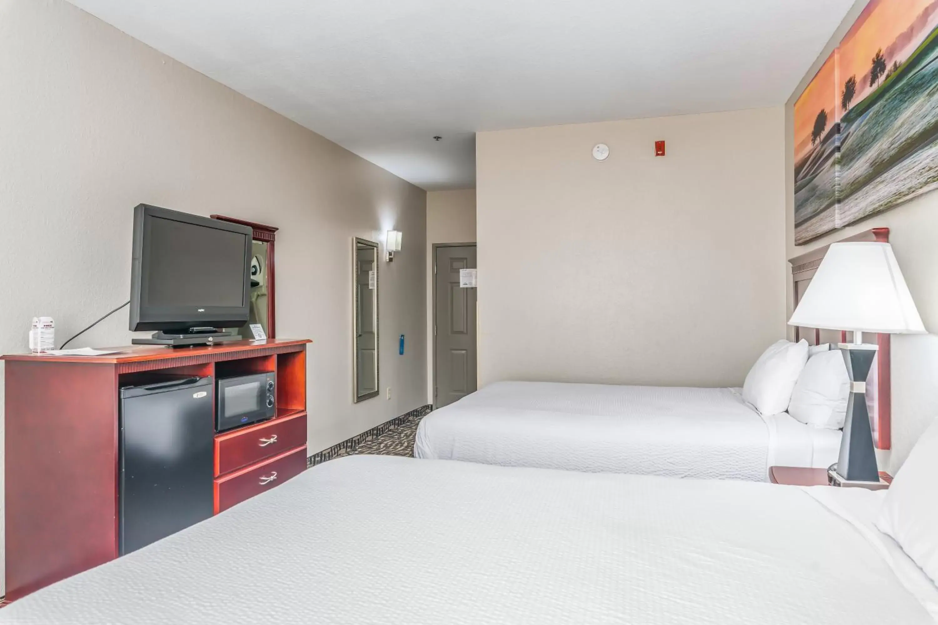 Bed in Days Inn & Suites by Wyndham Prattville-Montgomery