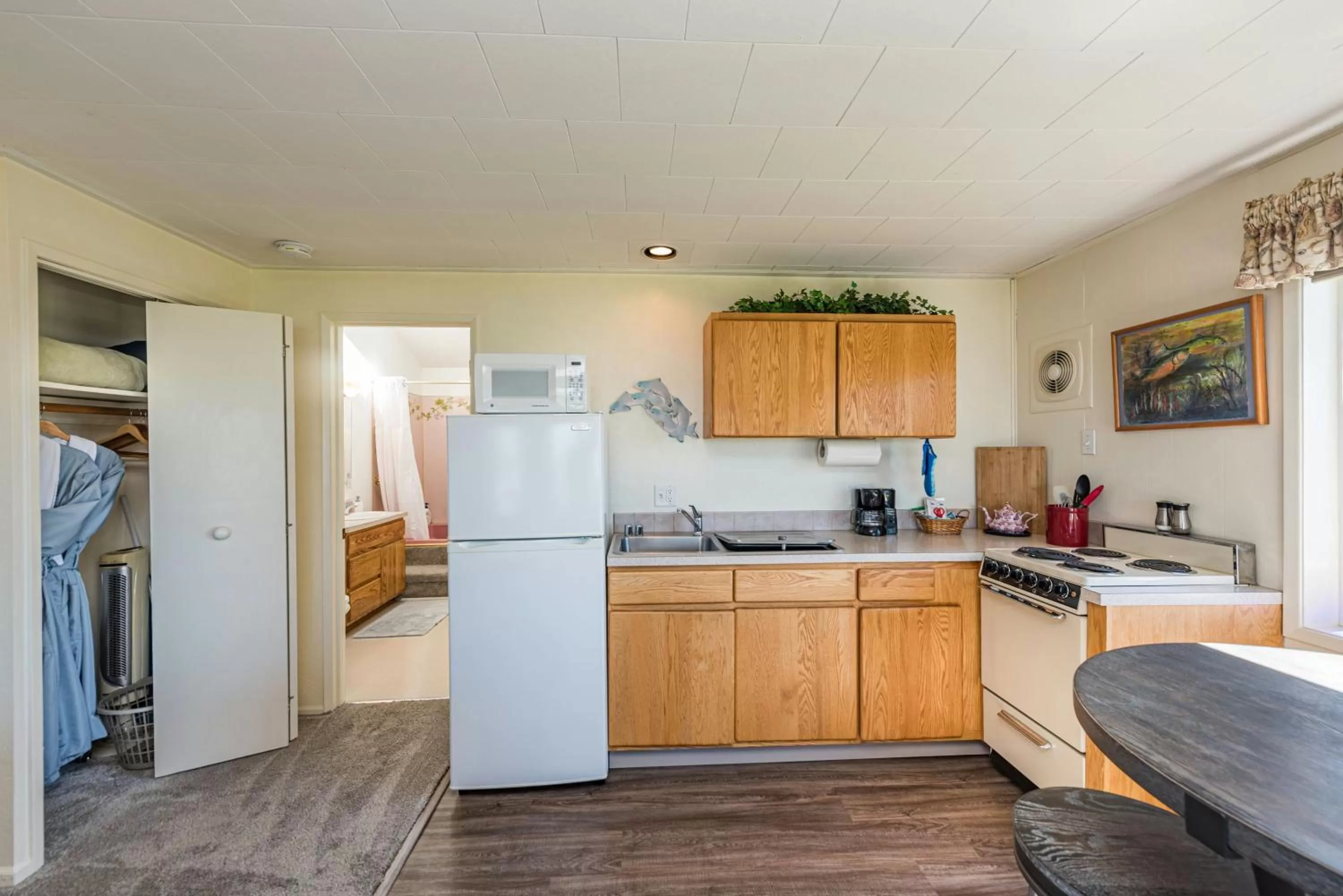 Kitchen or kitchenette in Juan de Fuca Waterfront Hotel & Cottages