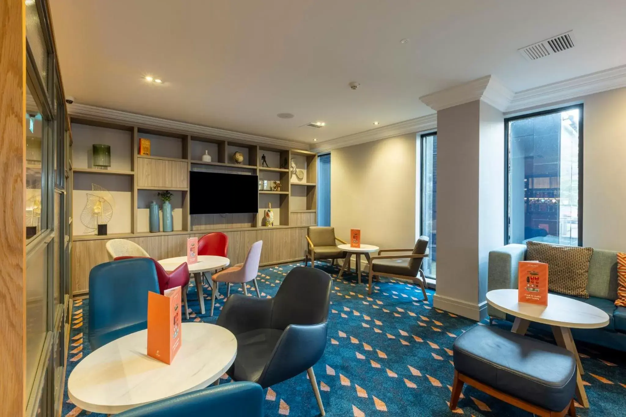 Lounge or bar, Seating Area in Holiday Inn - Glasgow Airport, an IHG Hotel