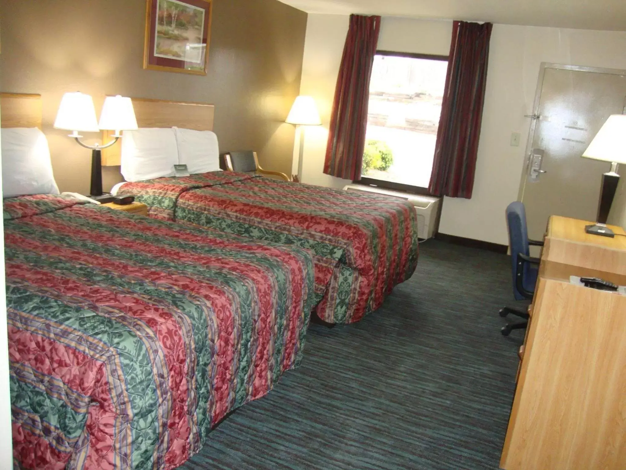 Photo of the whole room, Bed in Econo Lodge Inn and Suites - Jackson