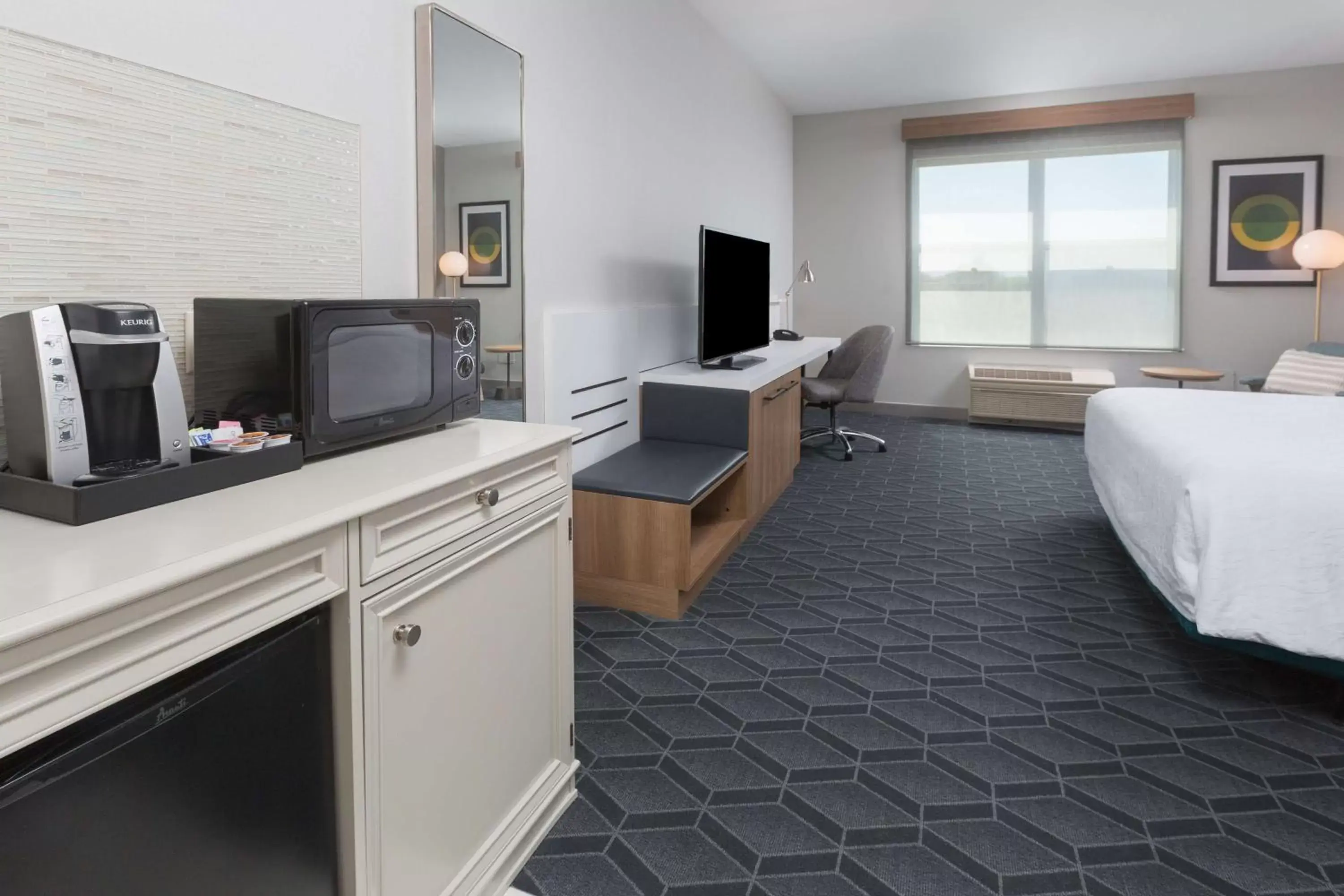 Bedroom, TV/Entertainment Center in Hilton Garden Inn Oakland/San Leandro