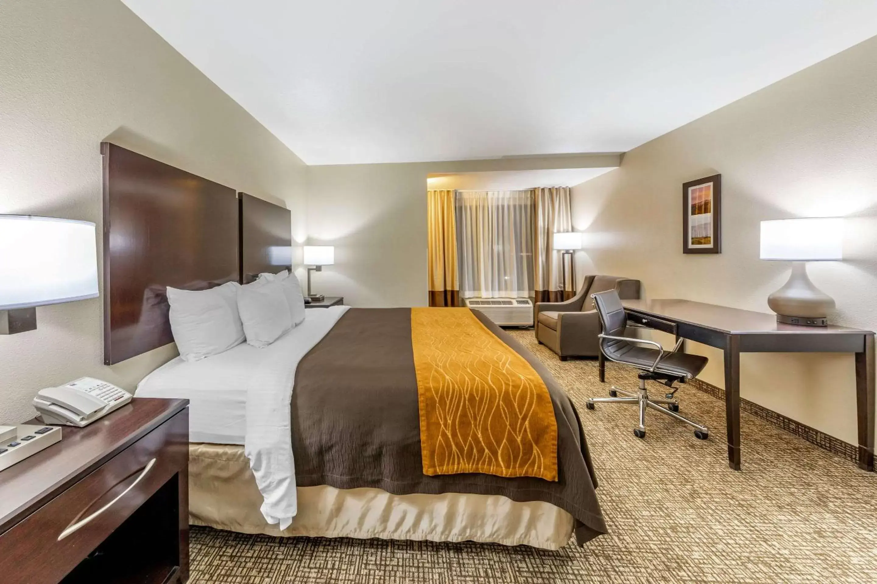 Bed in Comfort Inn and Suites Colton/San Bernardino
