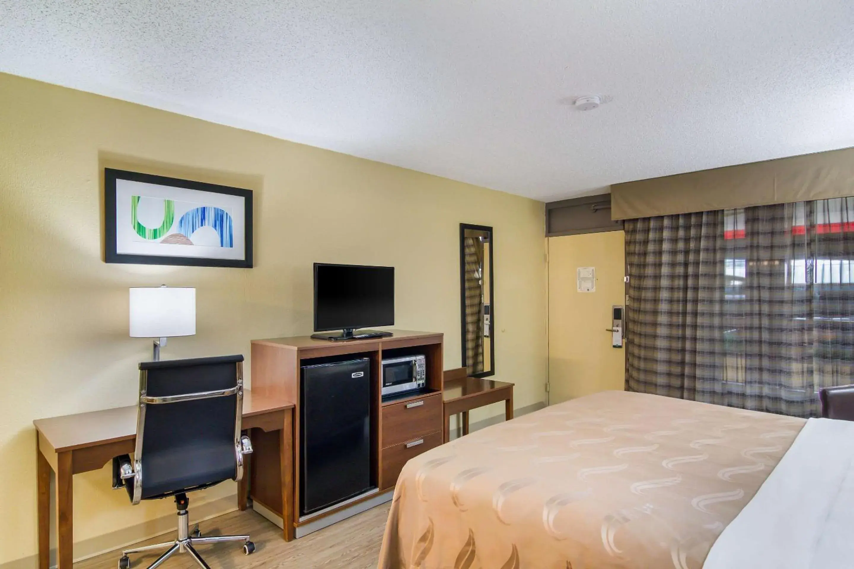 Photo of the whole room, TV/Entertainment Center in Stayable Suites Jax West