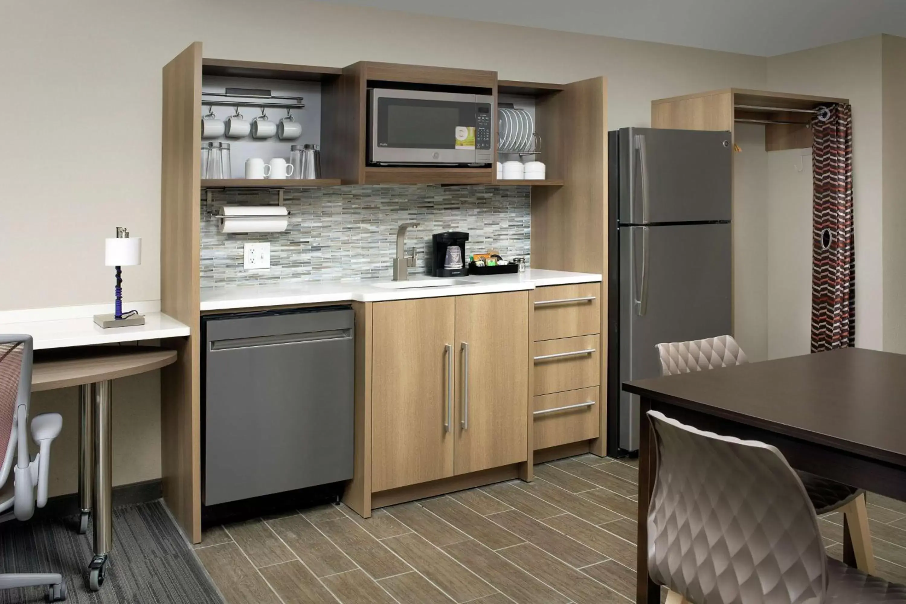 Bedroom, Kitchen/Kitchenette in Home2 Suites By Hilton Lakeland