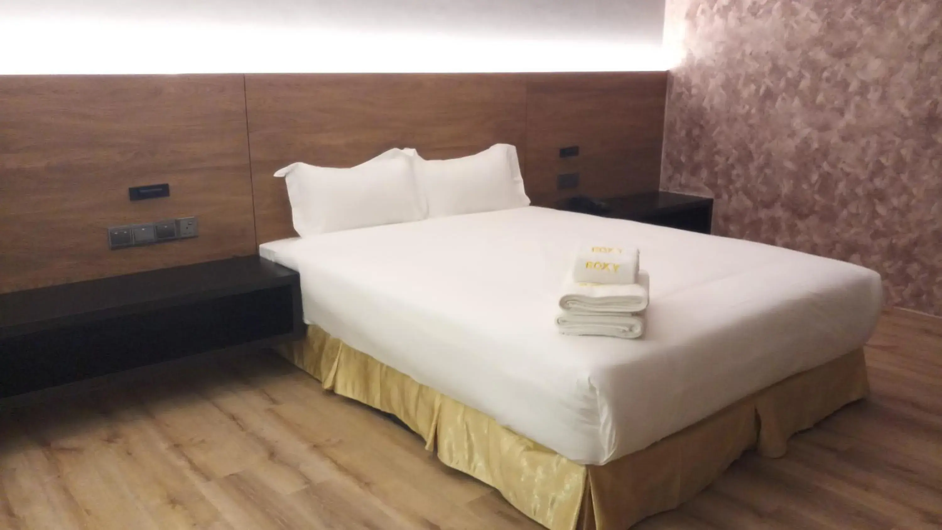 Bedroom, Bed in Roxy Hotel Padungan