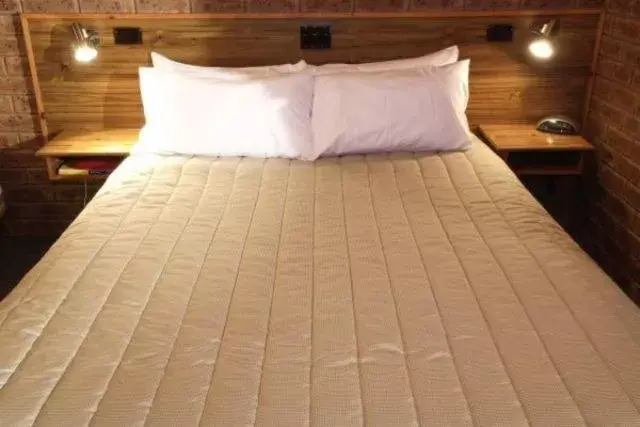 Bed in Beechworth Carriage Motor Inn