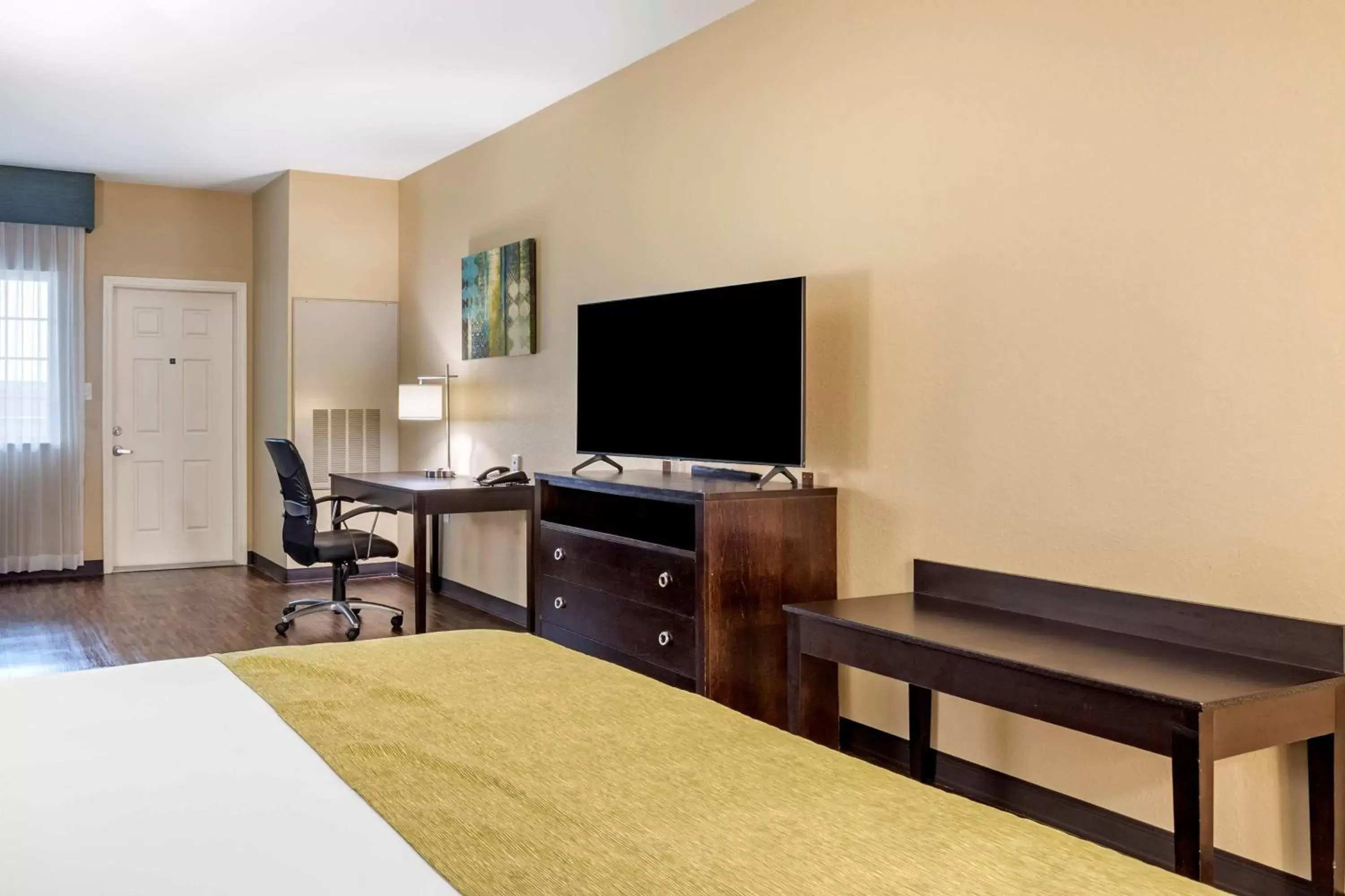 Bedroom, TV/Entertainment Center in Best Western Plus Galveston Suites