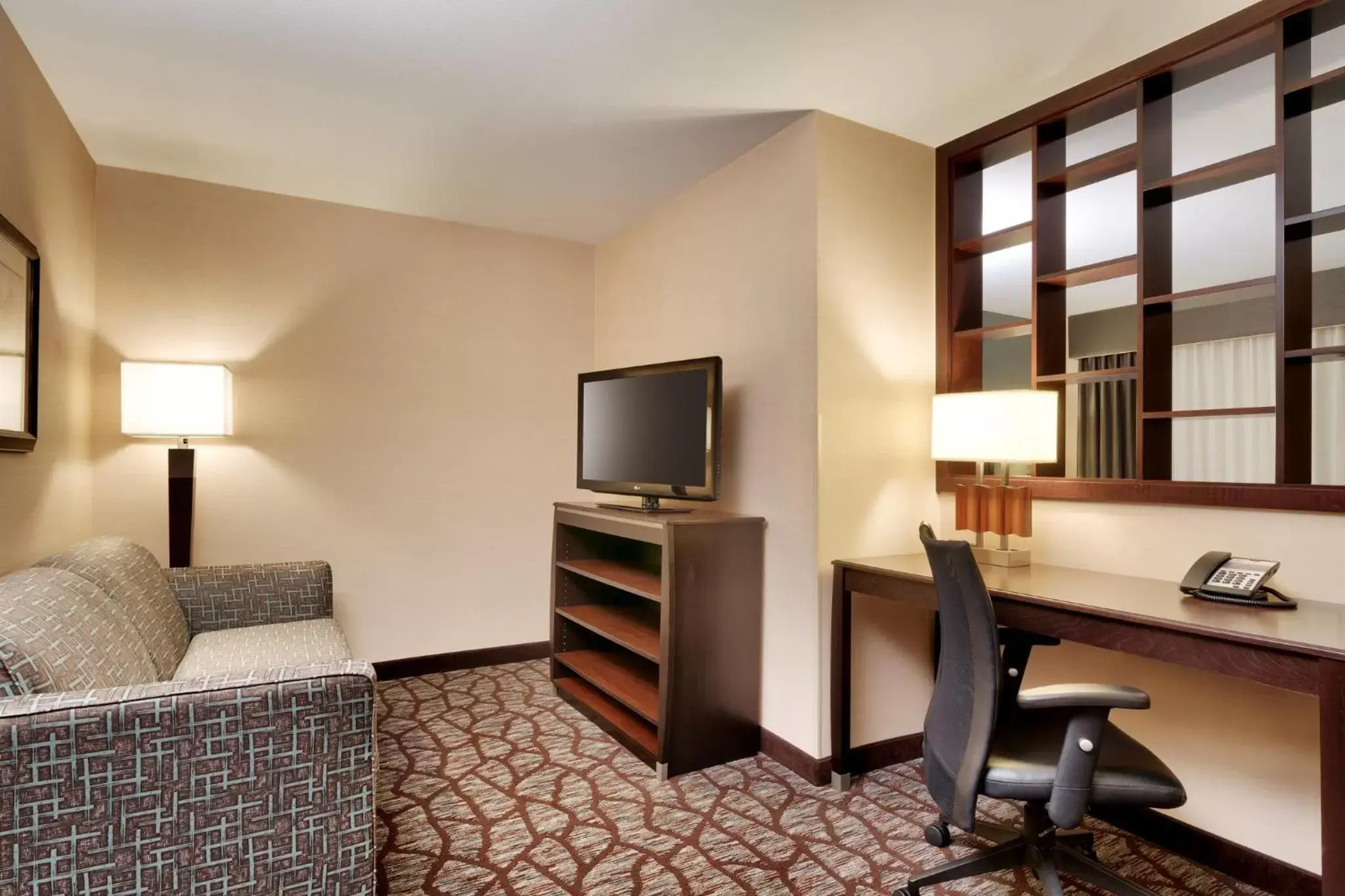 Bedroom, TV/Entertainment Center in Holiday Inn Express Hotel & Suites Butte, an IHG Hotel