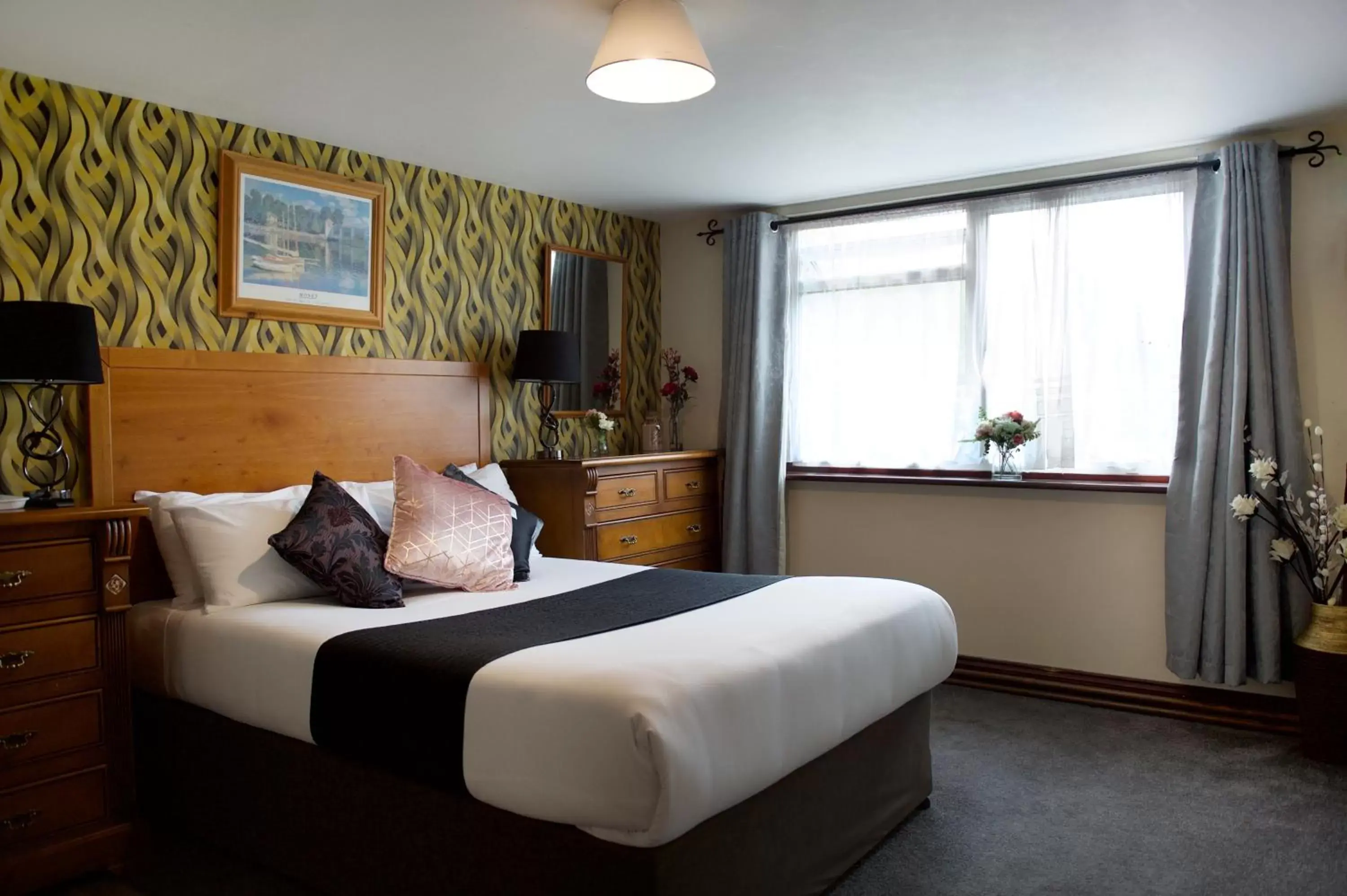 Bed in Little Foxes Hotel & Gatwick Airport Parking