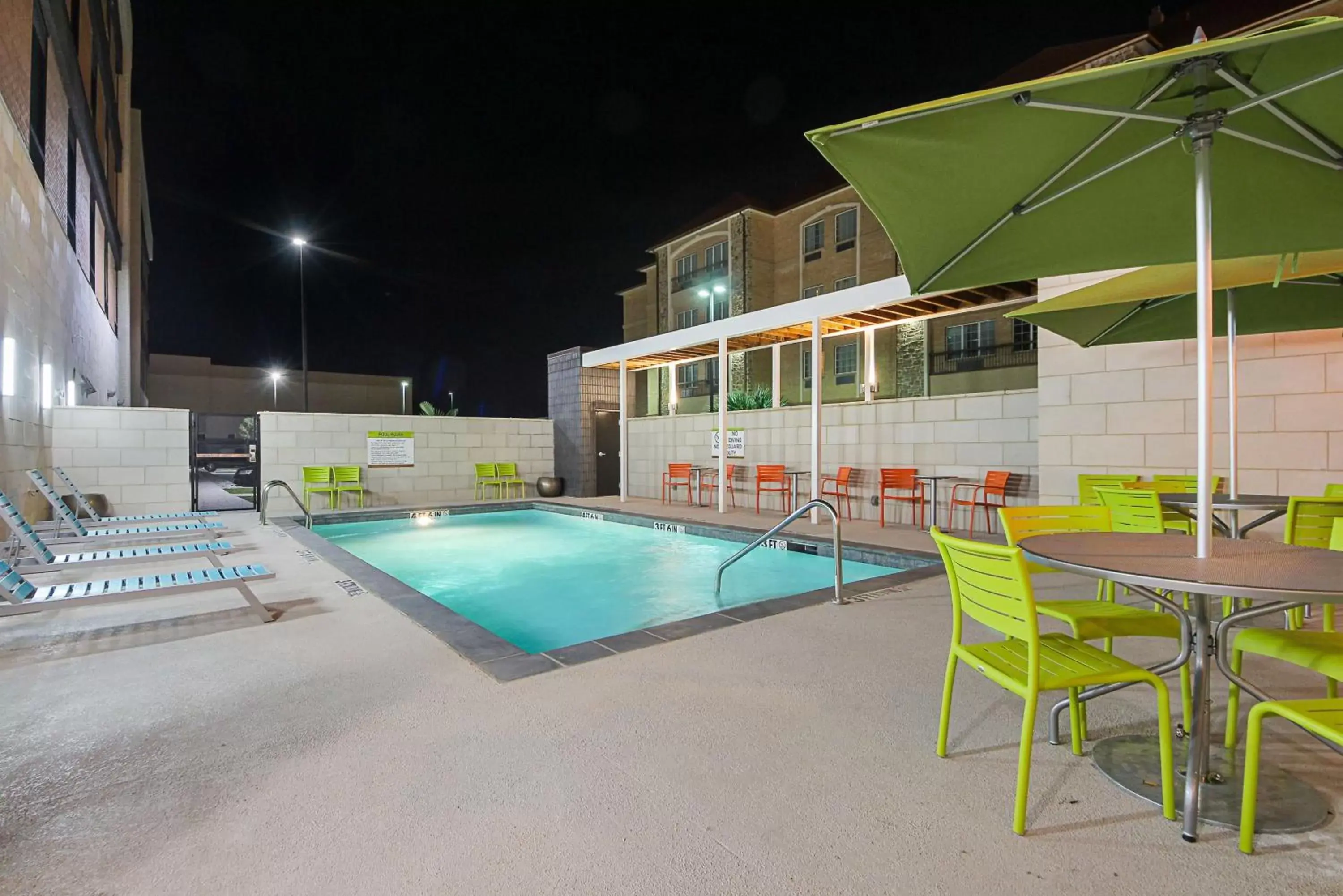 Property building, Swimming Pool in Home2 Suites By Hilton Dallas Grand Prairie