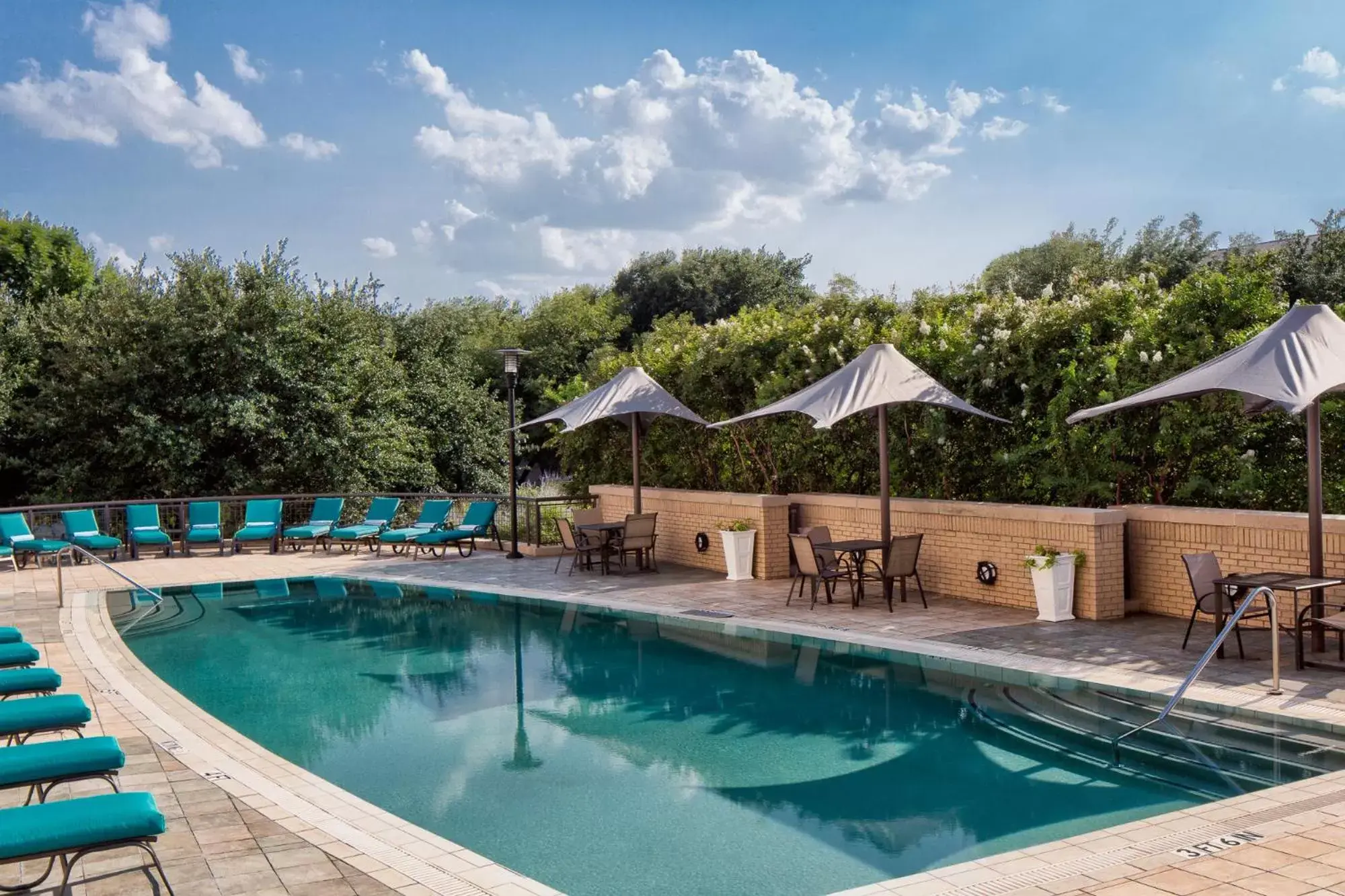 Swimming pool in Hyatt Regency DFW International Airport Swimming pool in Hyatt Regency DFW International Airport