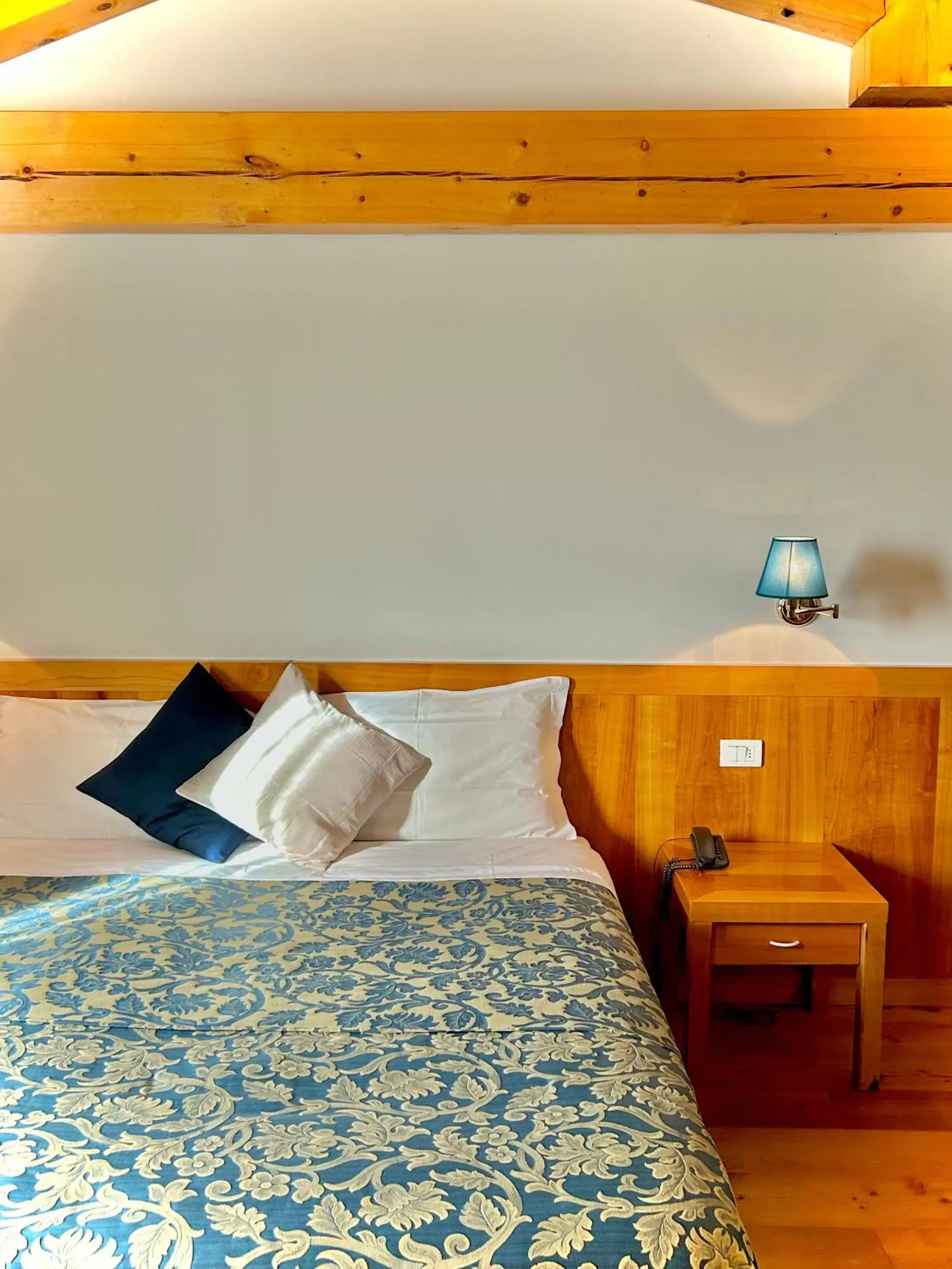 Deluxe Double Room - single occupancy in Hotel Due Torri Tempesta Deluxe Double Room - single occupancy in Hotel Due Torri Tempesta