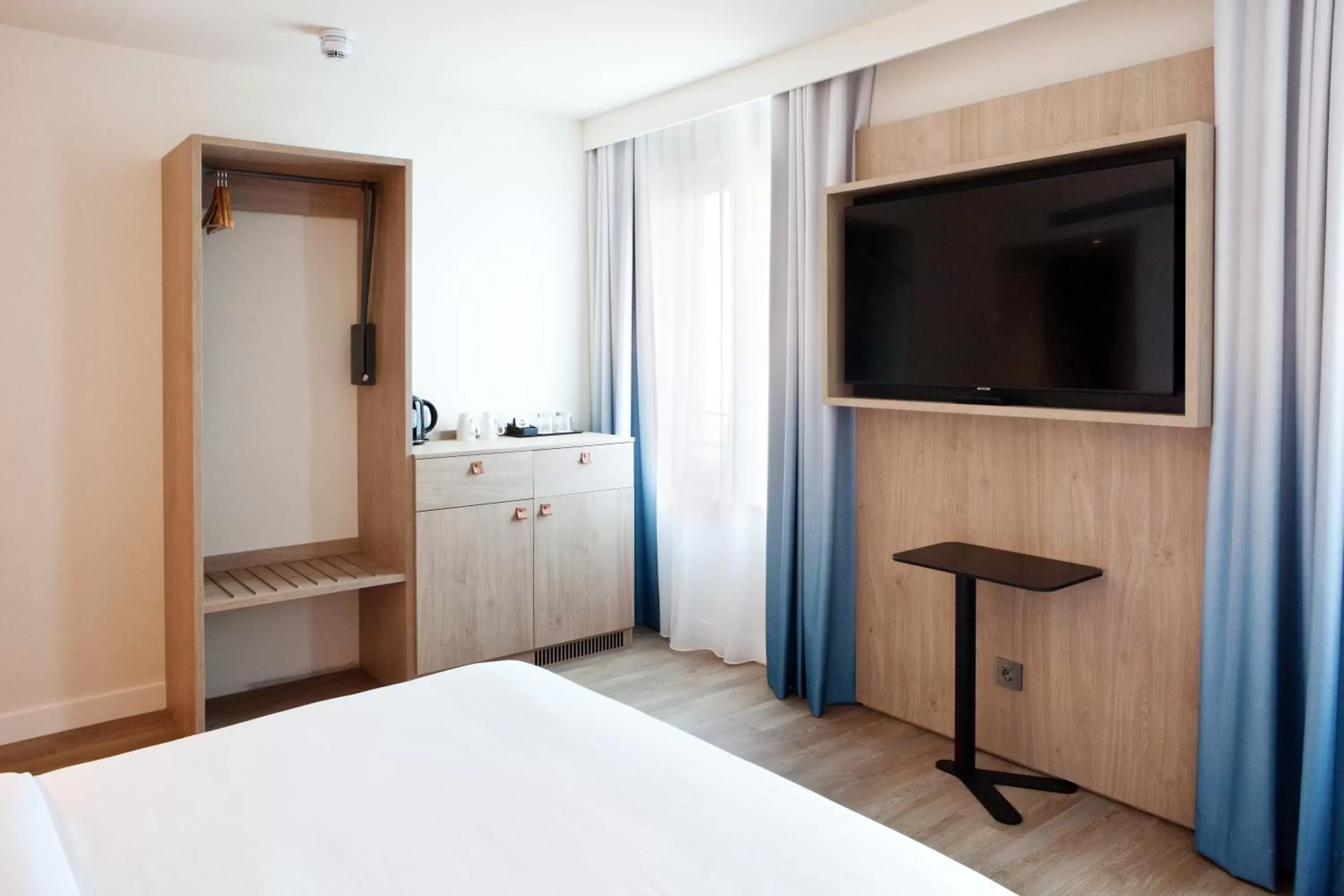 Photo of the whole room, TV/Entertainment Center in Hampton By Hilton Regensburg