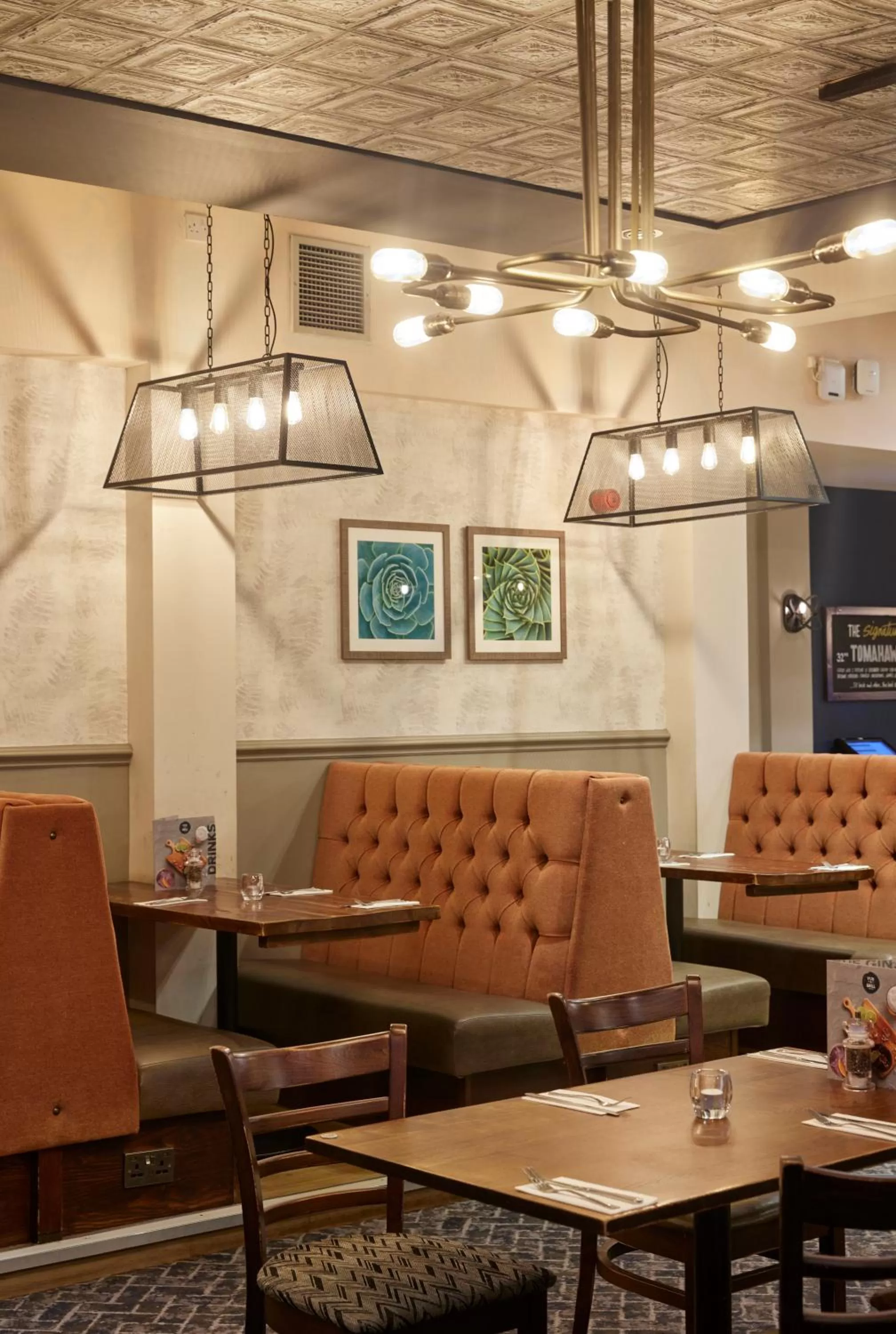 Restaurant/places to eat in The Caledonian Hotel