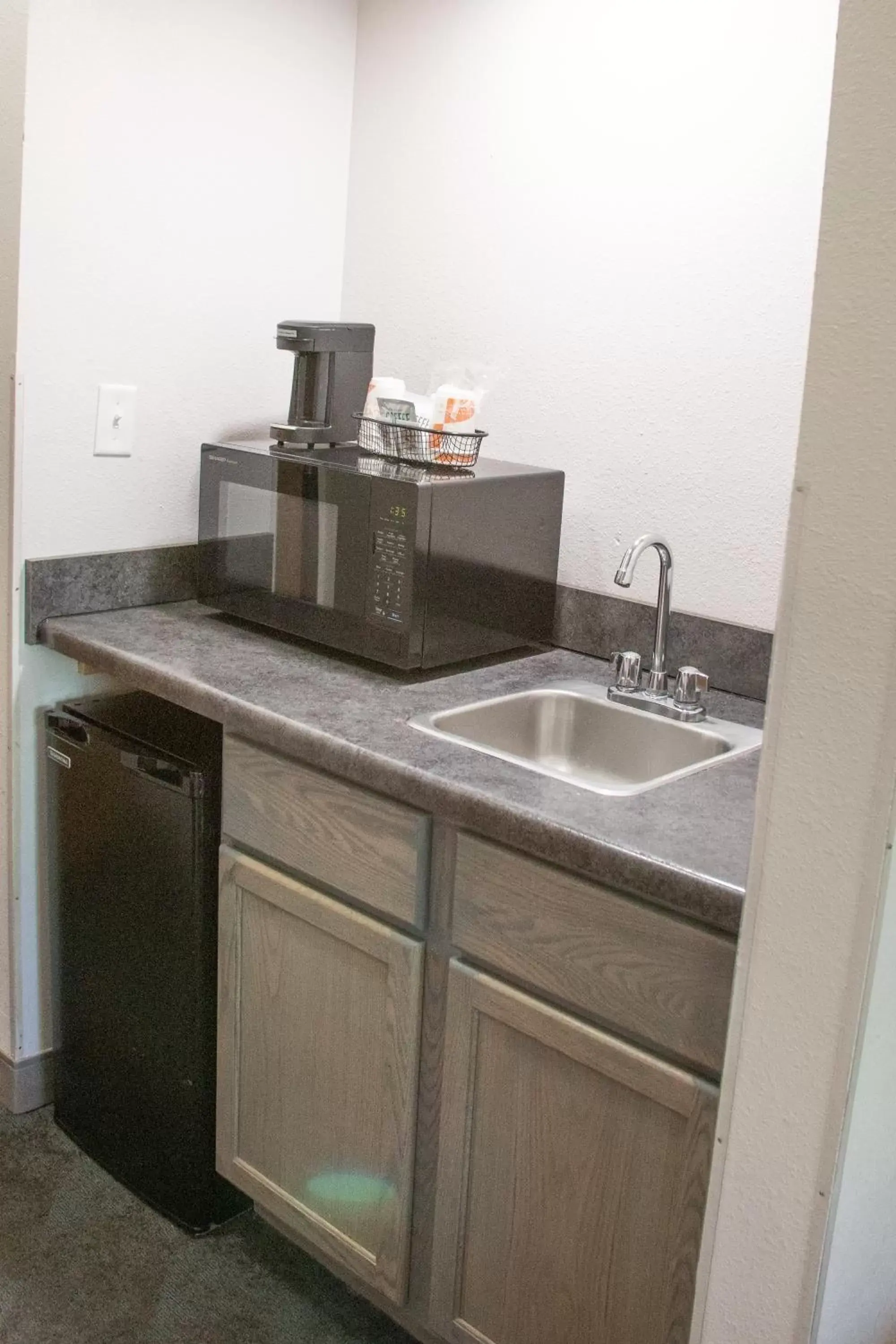 Coffee/tea facilities, Kitchen/Kitchenette in Comfort Inn Sioux City South