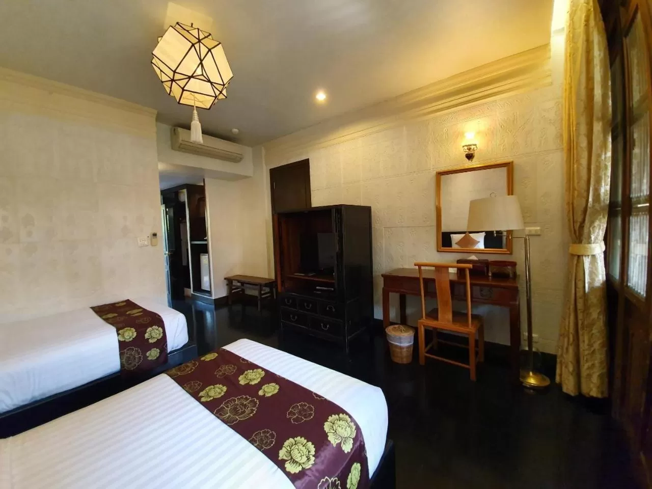 Communal lounge/ TV room, Bed in Tharaburi Resort