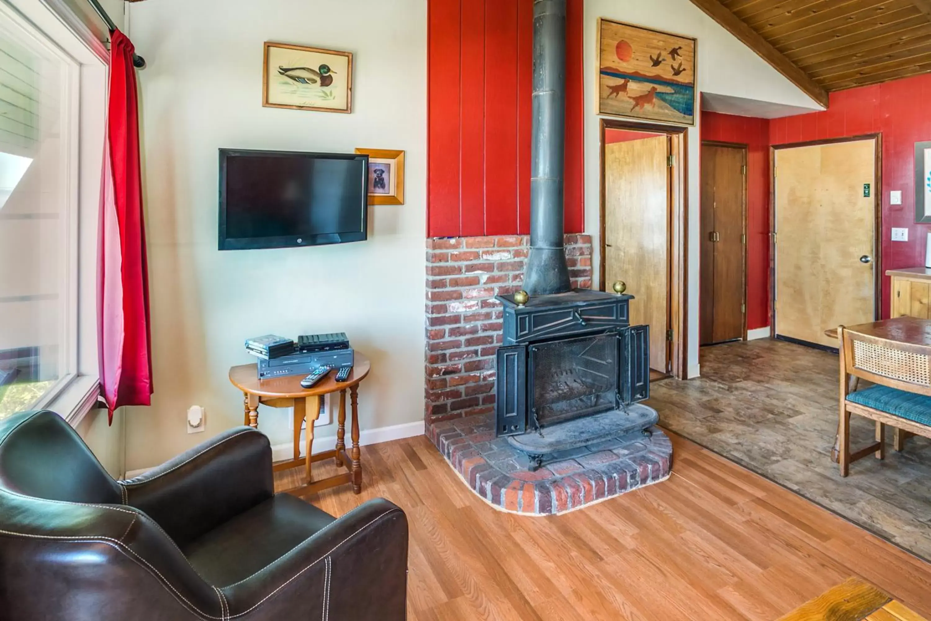 Living room, TV/Entertainment Center in Moolack Shores Inn