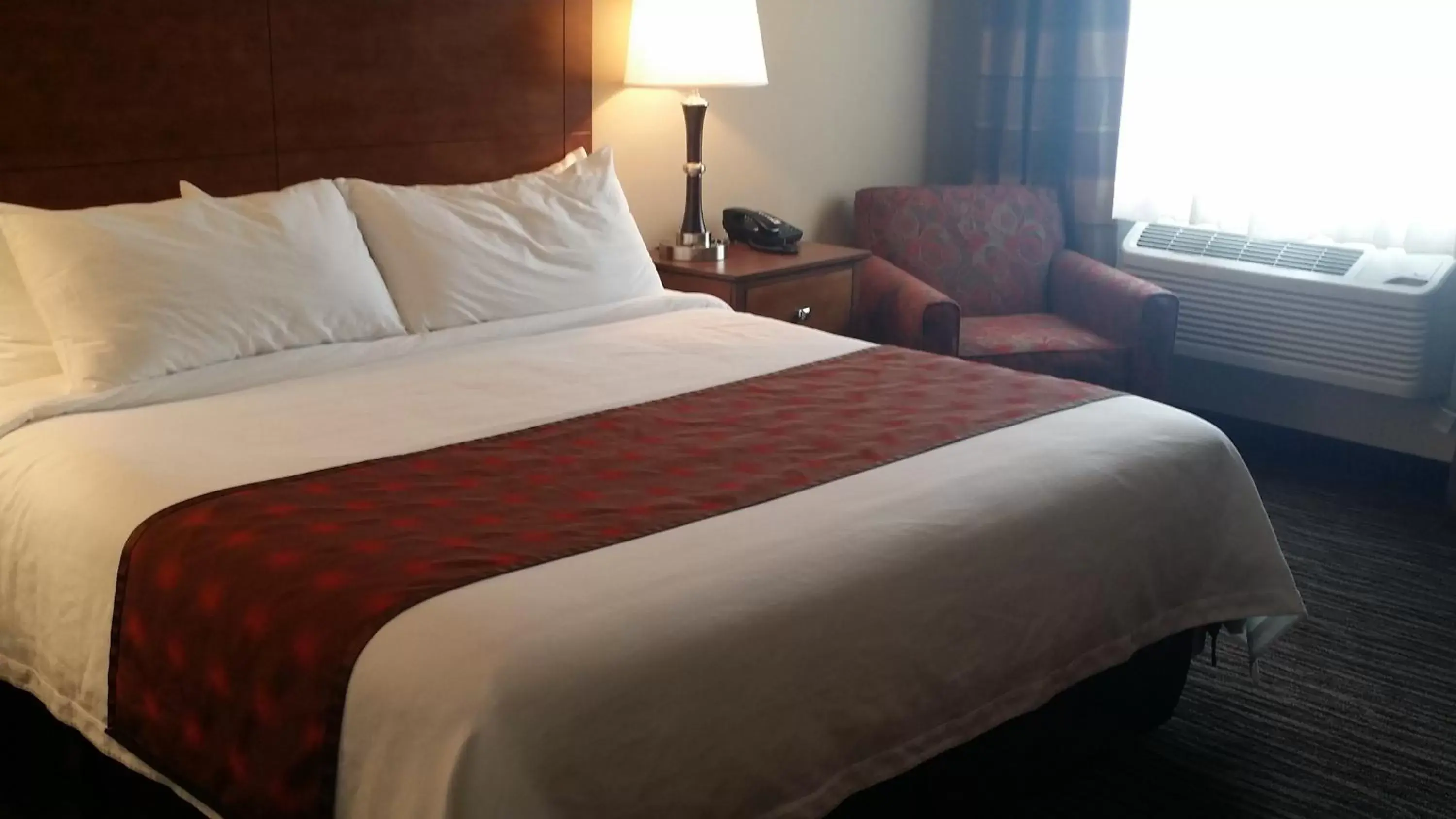 Bed in GrandStay Hotel and Suites Parkers Prairie