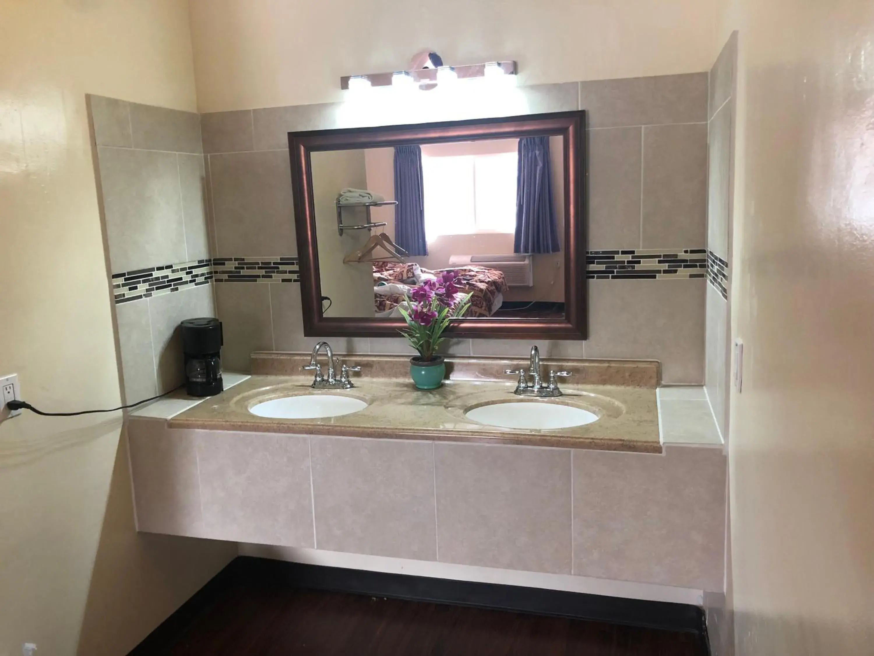 Bathroom in Mount-N-Lake Motel