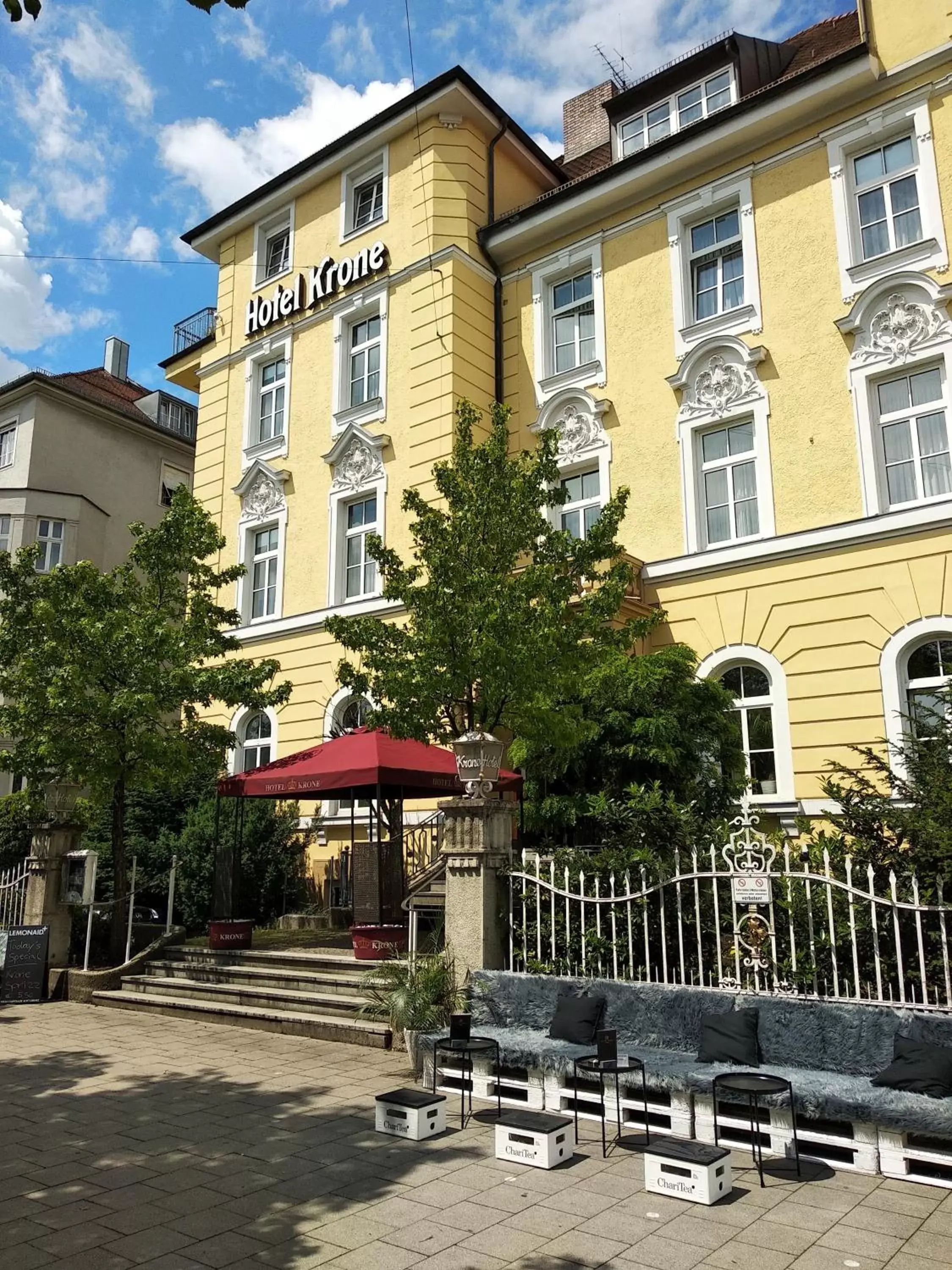 Facade/entrance, Property Building in Boutique Hotel Krone München