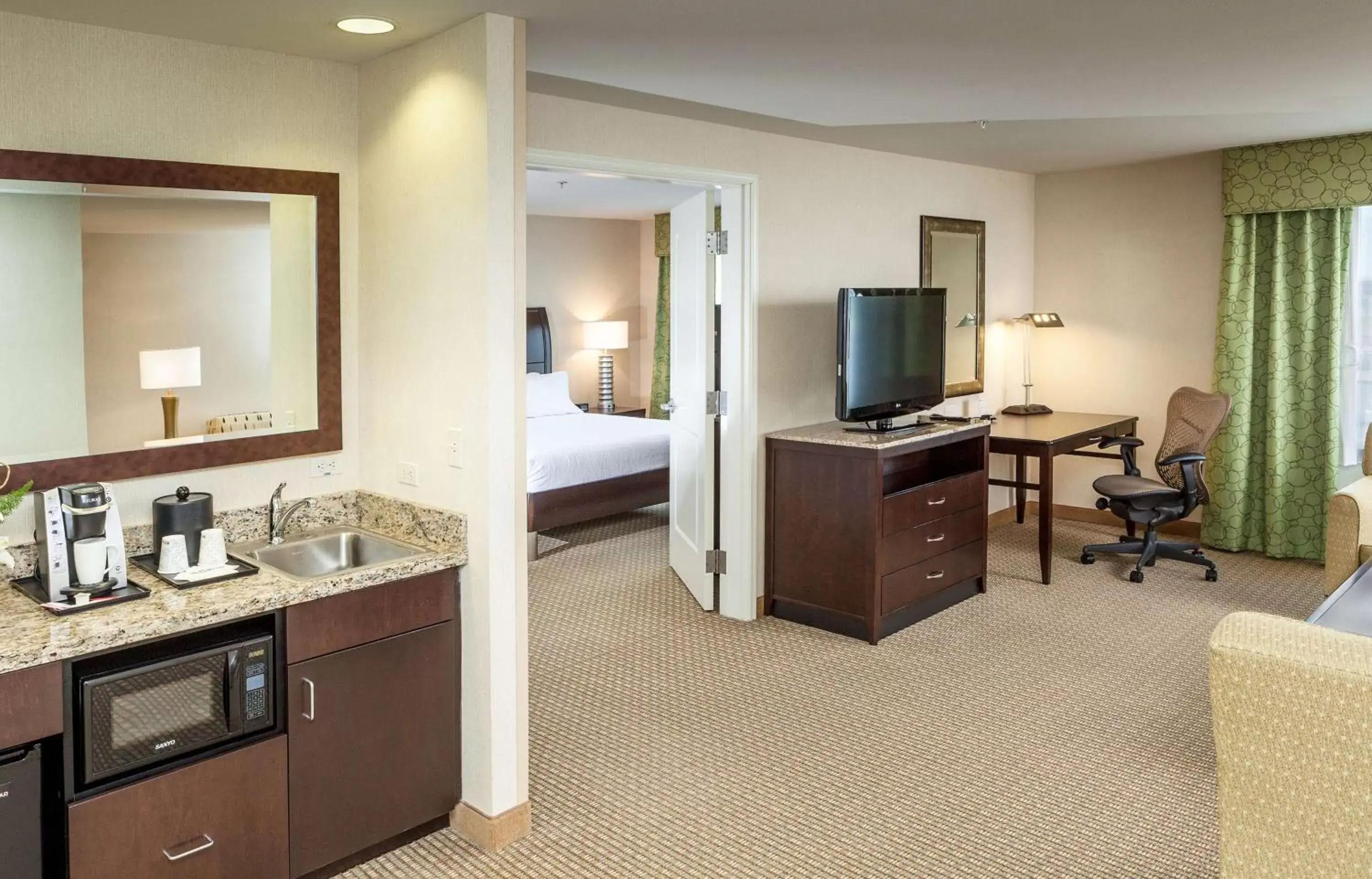 Bedroom, TV/Entertainment Center in Hilton Garden Inn Seattle/Bothell