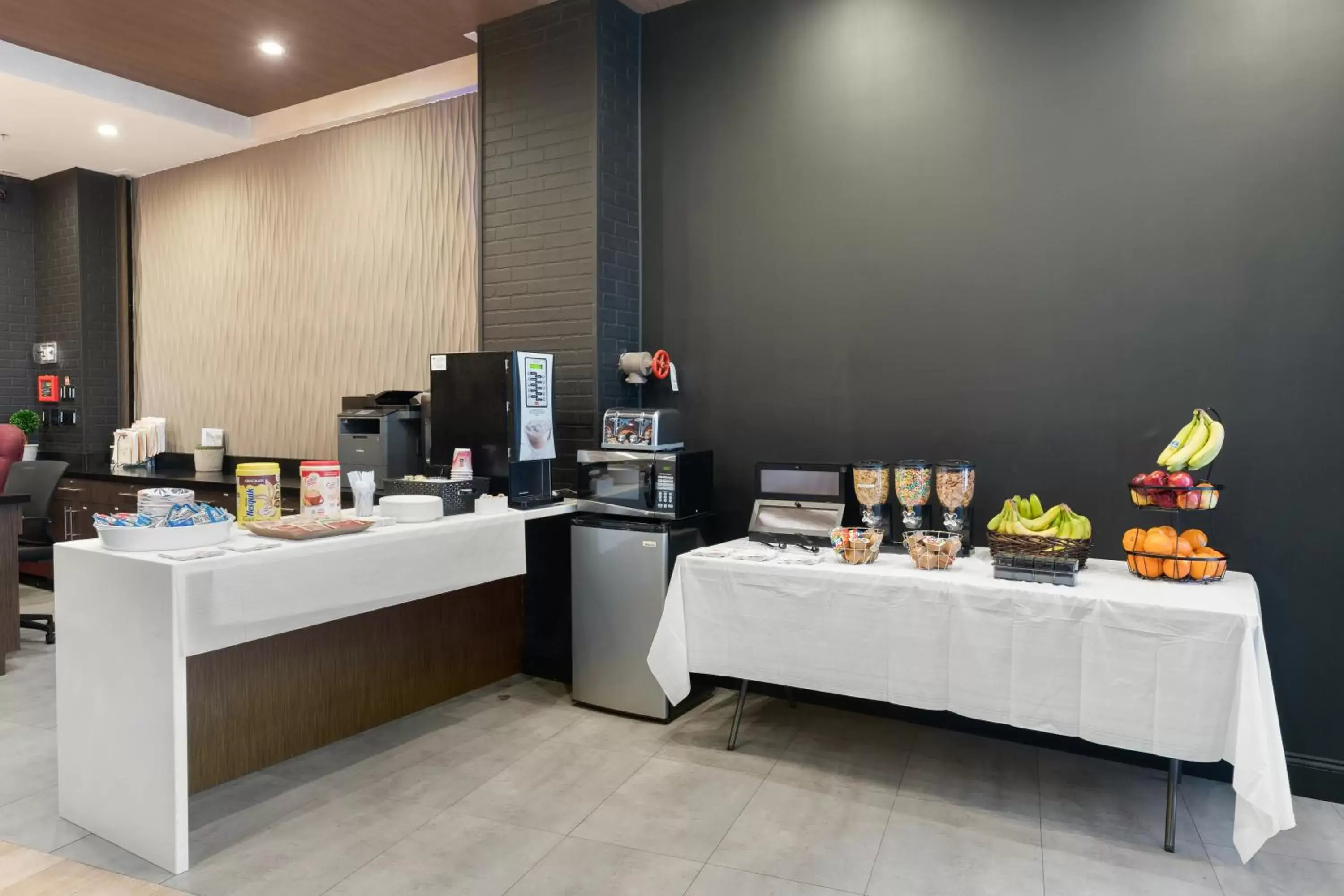 Coffee/tea facilities, Food in Red Lion Inn & Suites Philadelphia