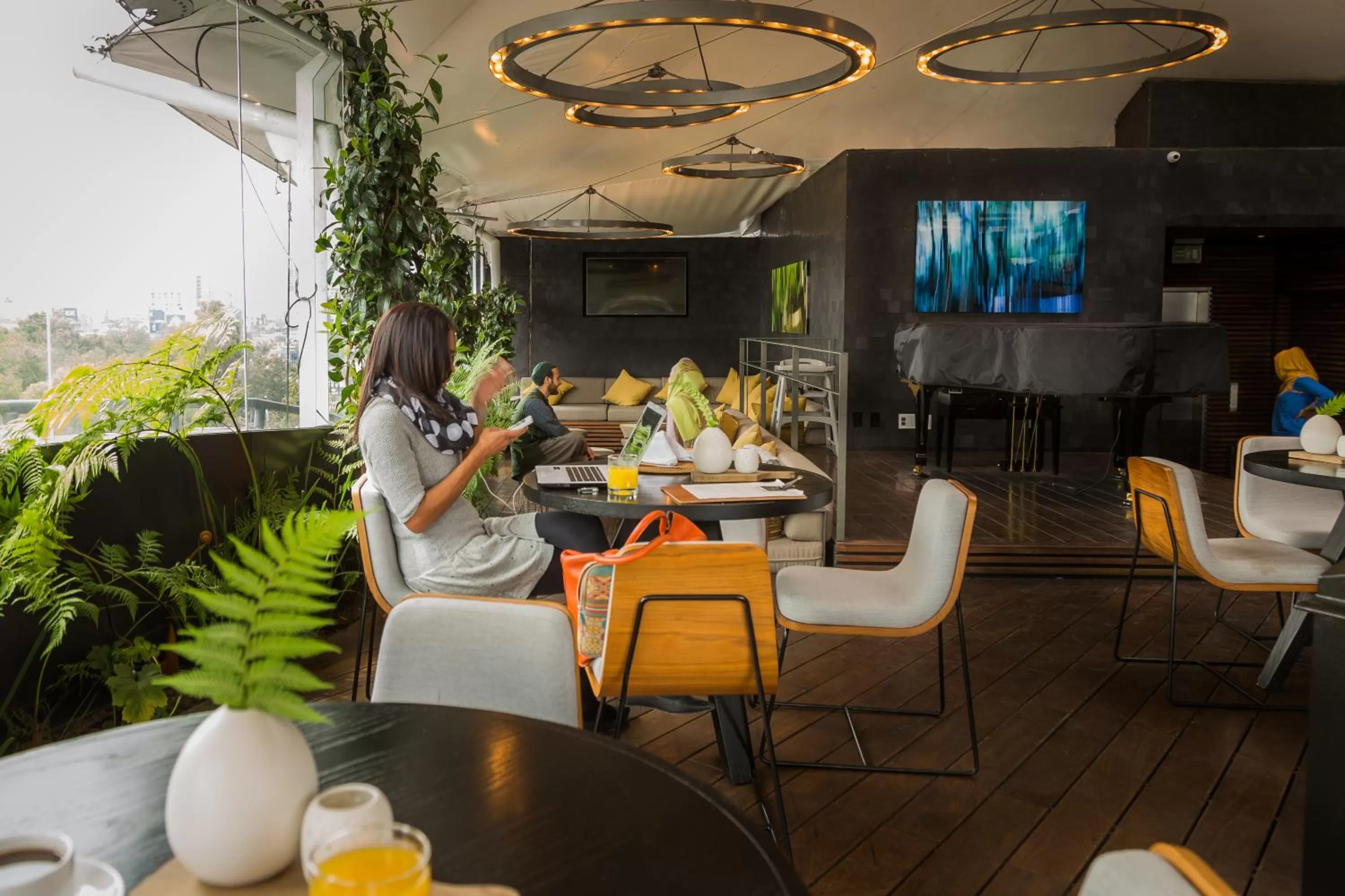 Restaurant/places to eat in Suites Contempo