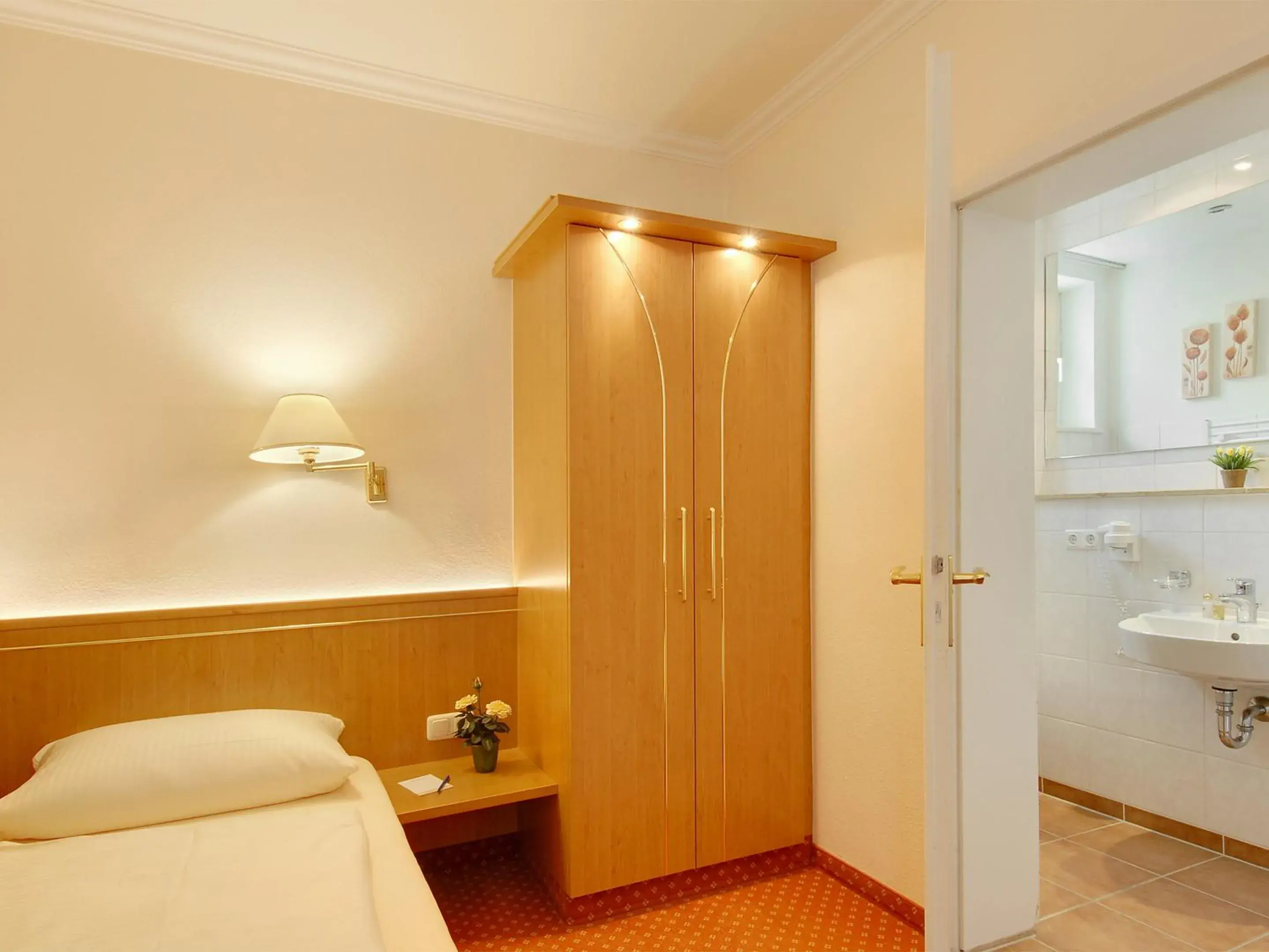 Photo of the whole room, Bathroom in Hotel Kriemhild am Hirschgarten