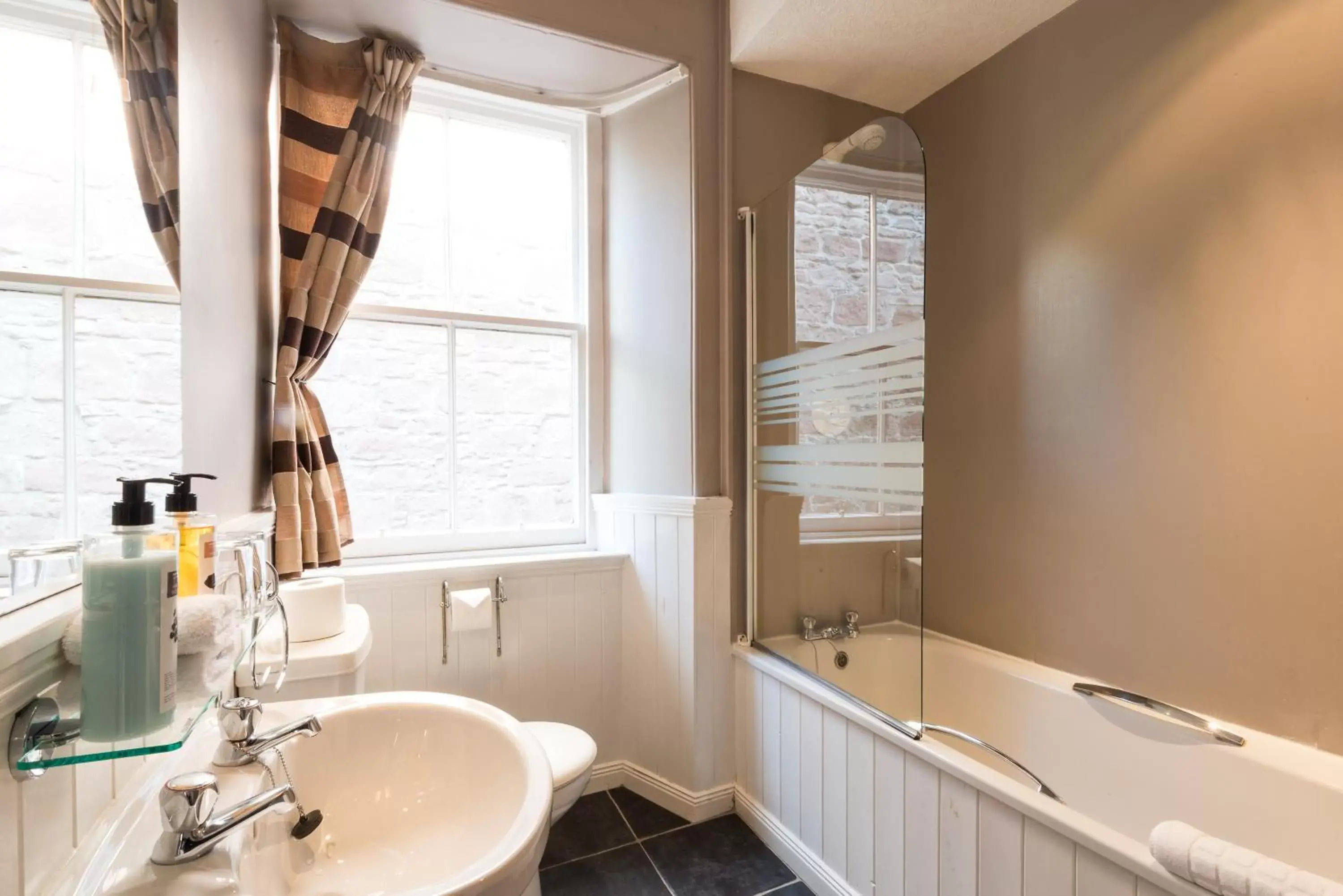 Bathroom in Glen Mhor Hotel