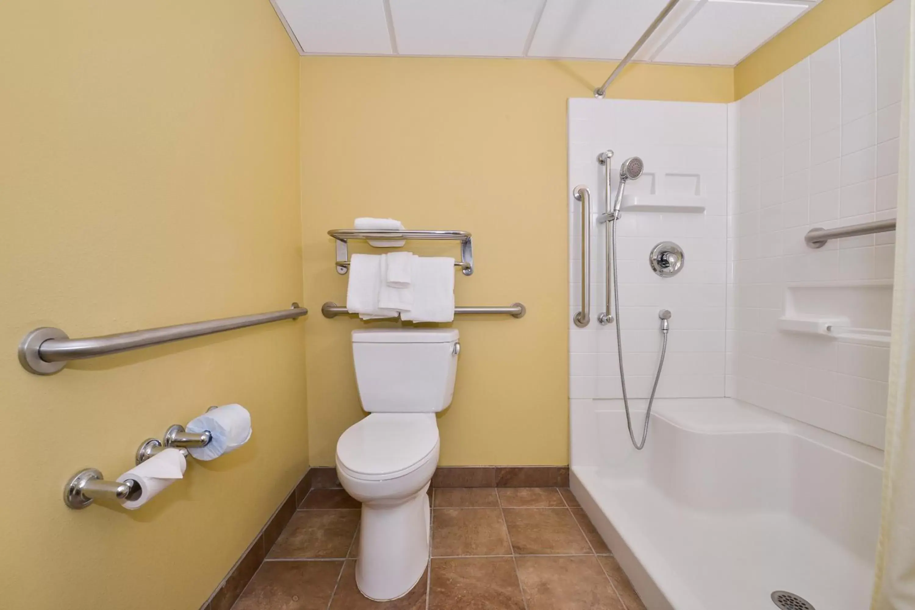 Bathroom in Lamplighter Inn-South