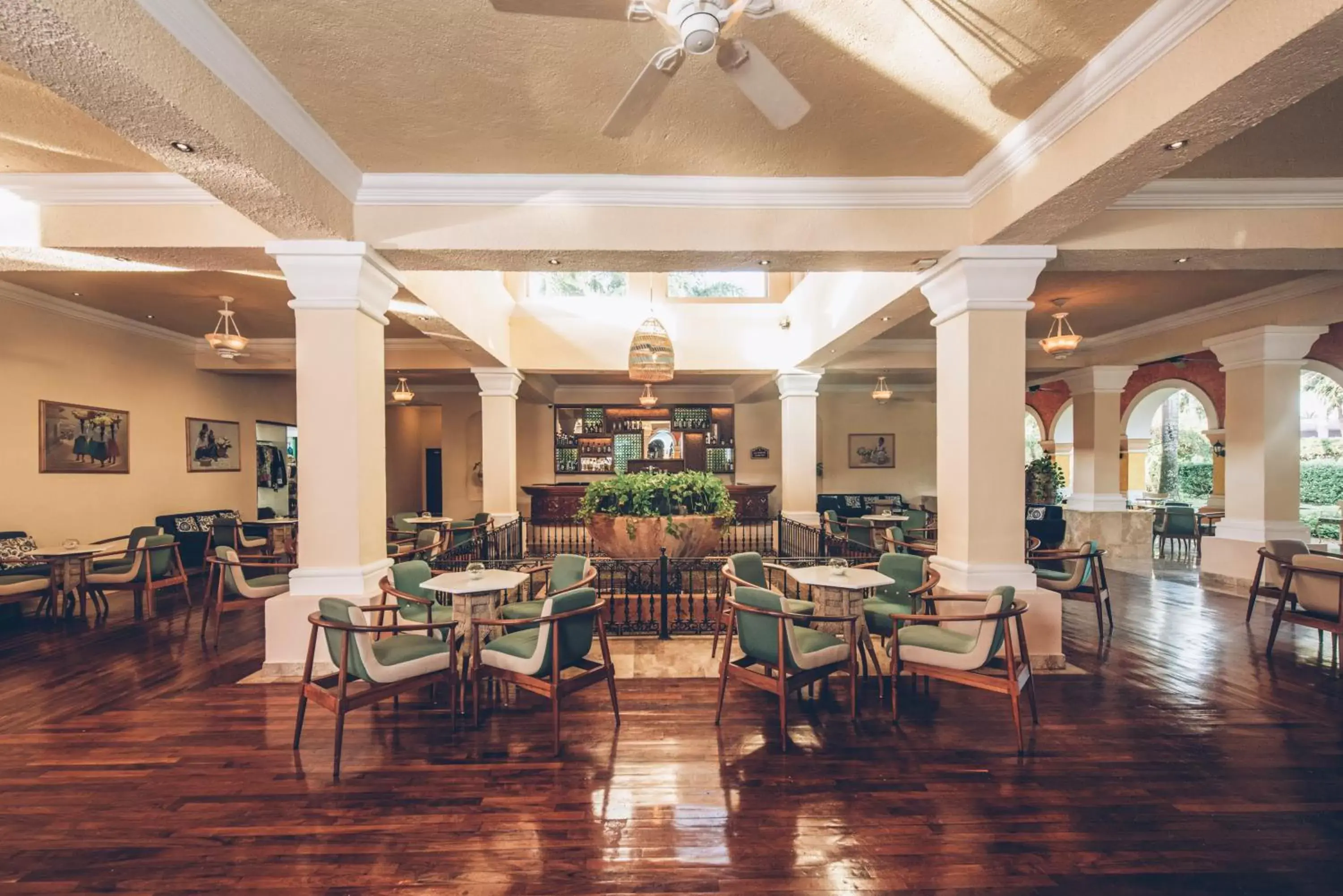 Lounge or bar in Iberostar Waves Paraíso Beach - All Inclusive Lounge or bar in Iberostar Waves Paraíso Beach - All Inclusive