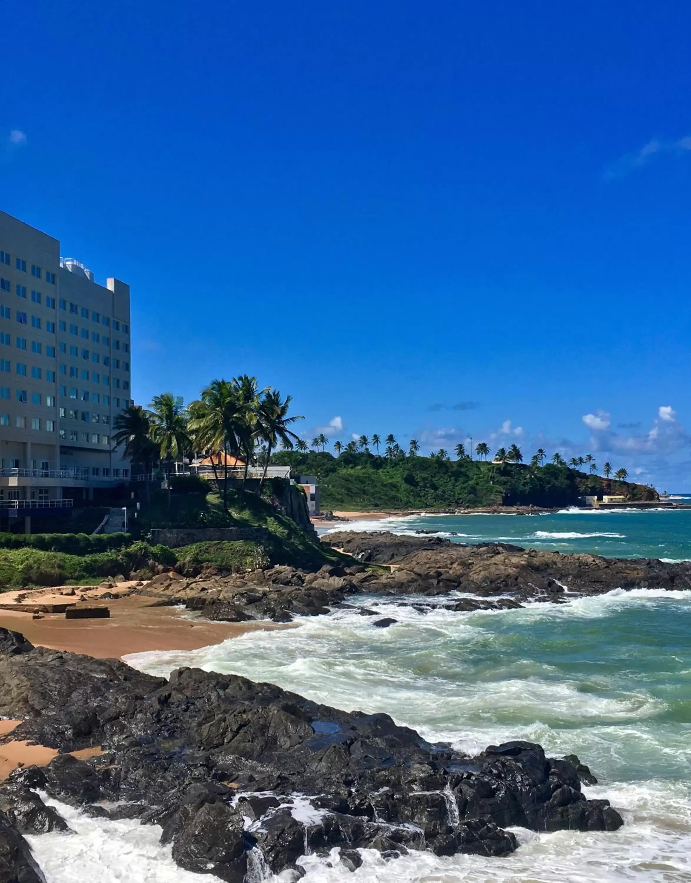 Facade/entrance, Beach in Mercure Salvador Rio Vermelho