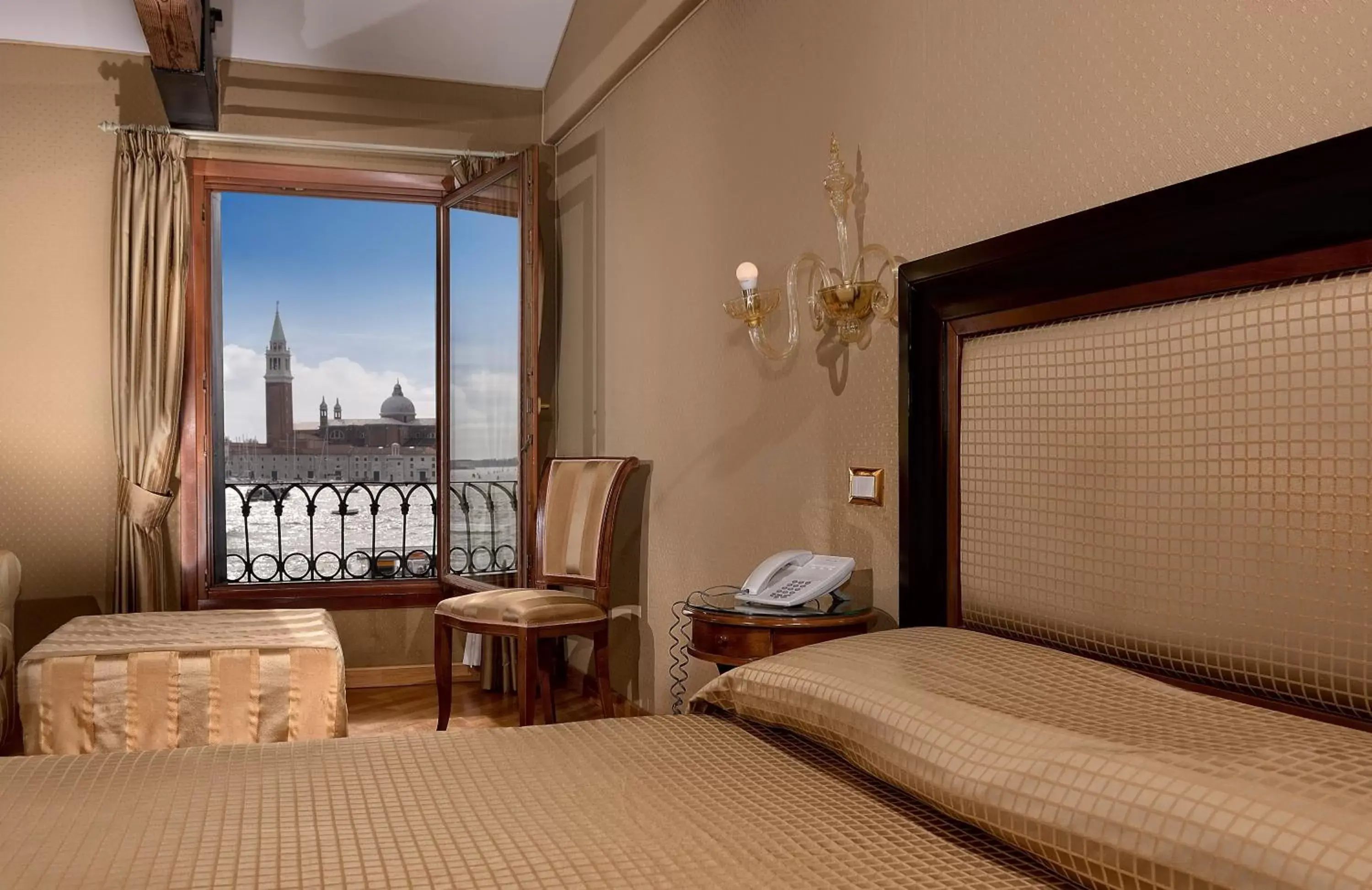 View (from property/room), Bed in Hotel Paganelli